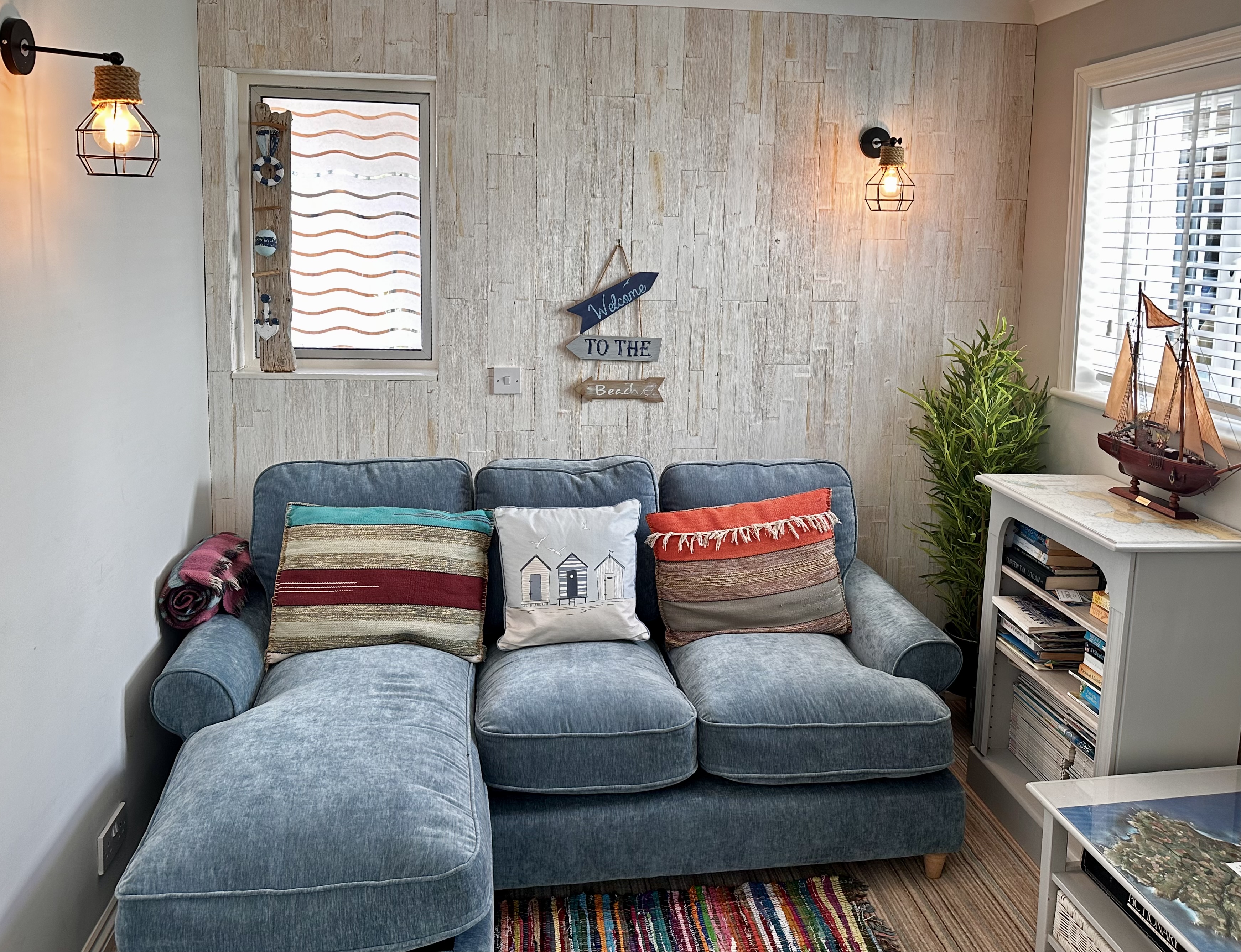 Stylish annexe close to sea front,private garden.