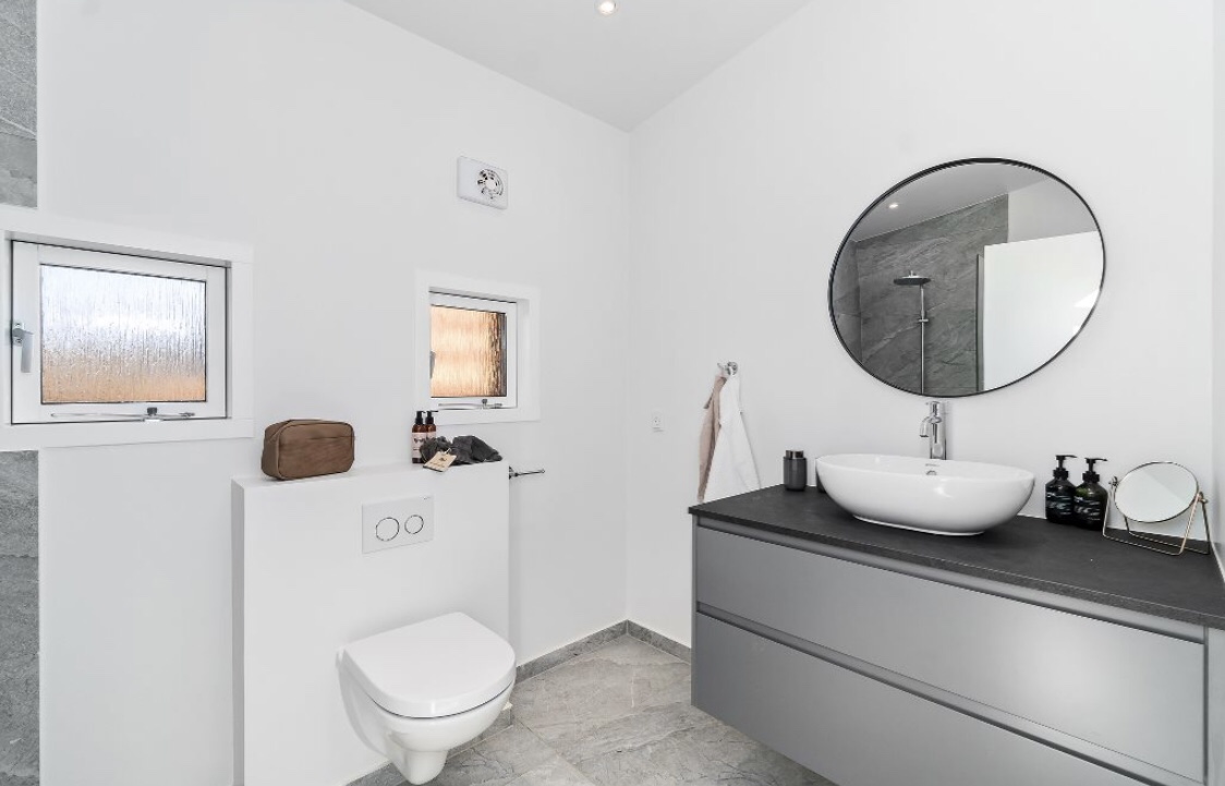 Room is rented every 2 weeks in house