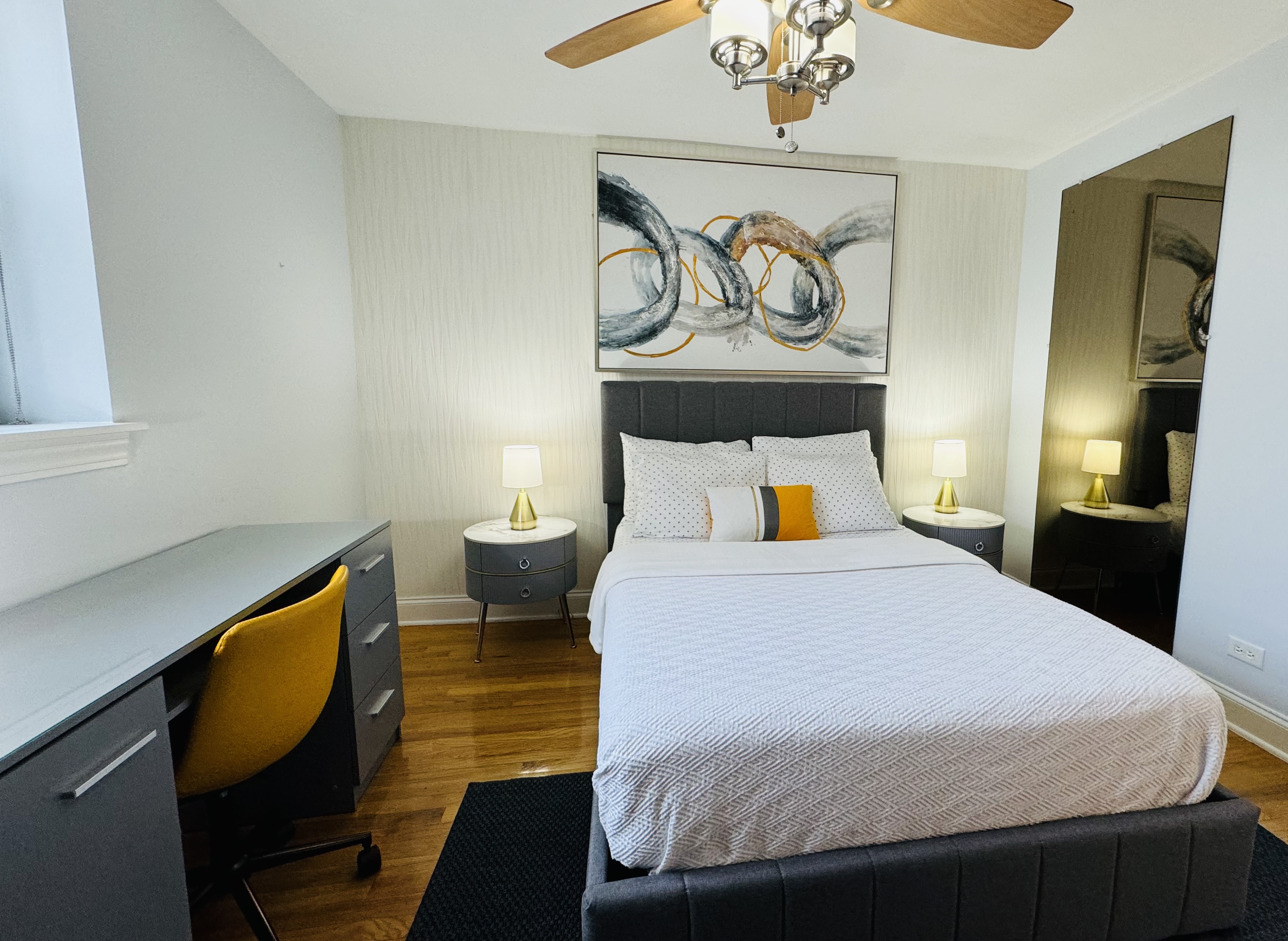 Modern, Super-CLEAN, Garden Level Bedroom 3 in Edgewater, Chicago
