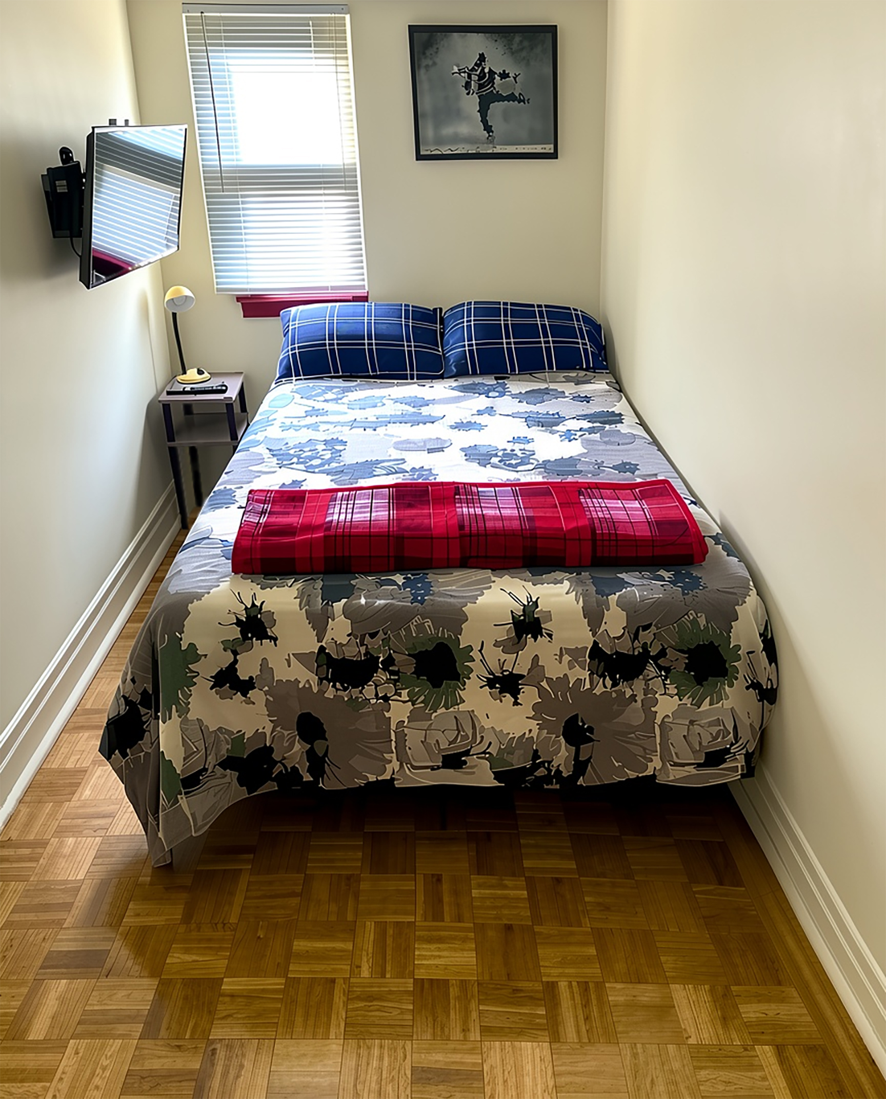 *Cozy room, Double bed, TV, minutes from downtown.