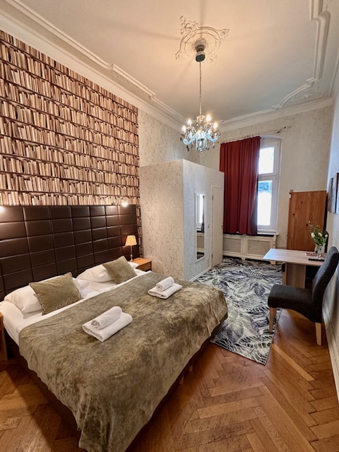 Doppelzimmer mit Dusche /private WC im Gang in Düsseldorfer Straße, Berlin