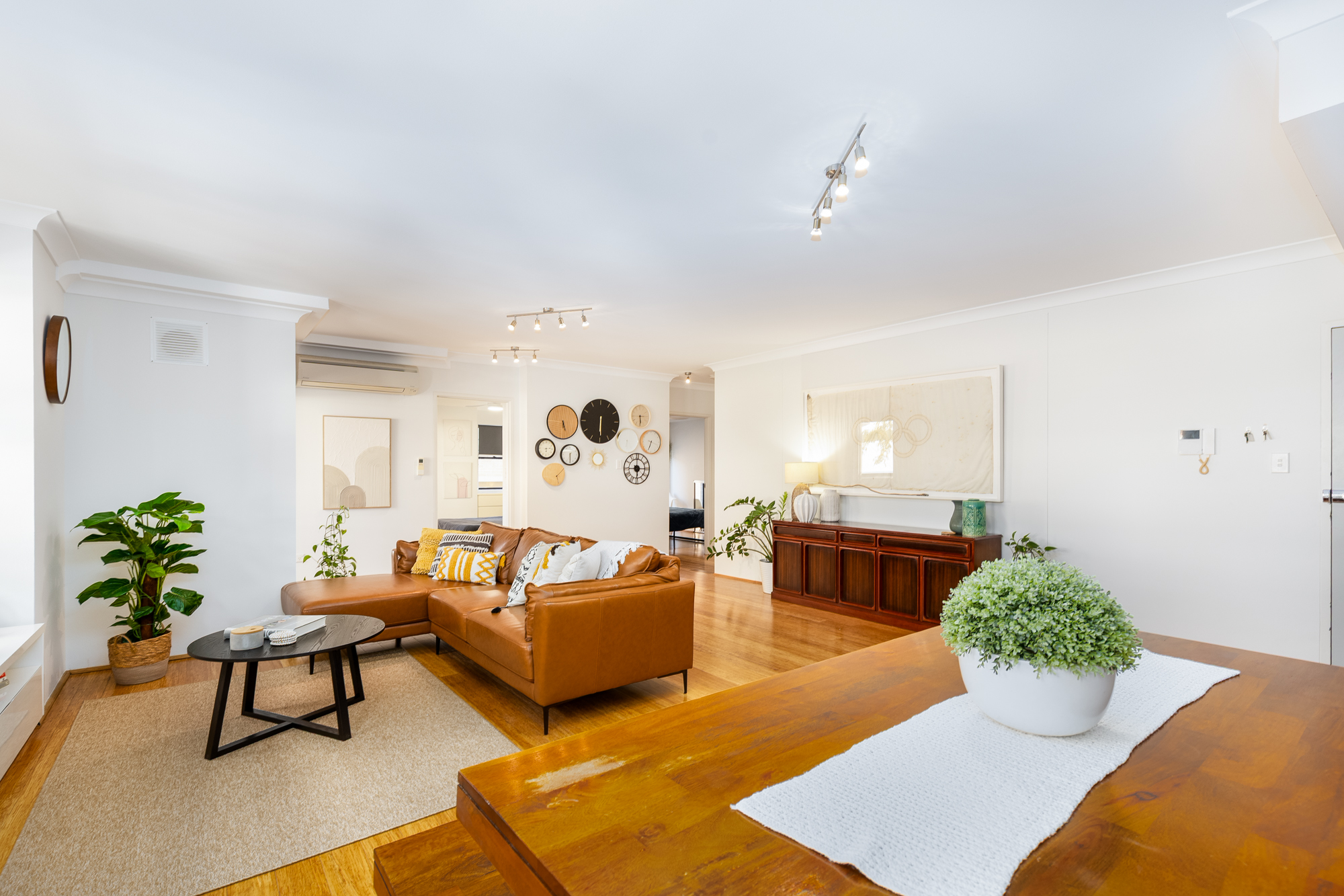 Beautiful 2 Bedroom Apt Min Walk to the City
