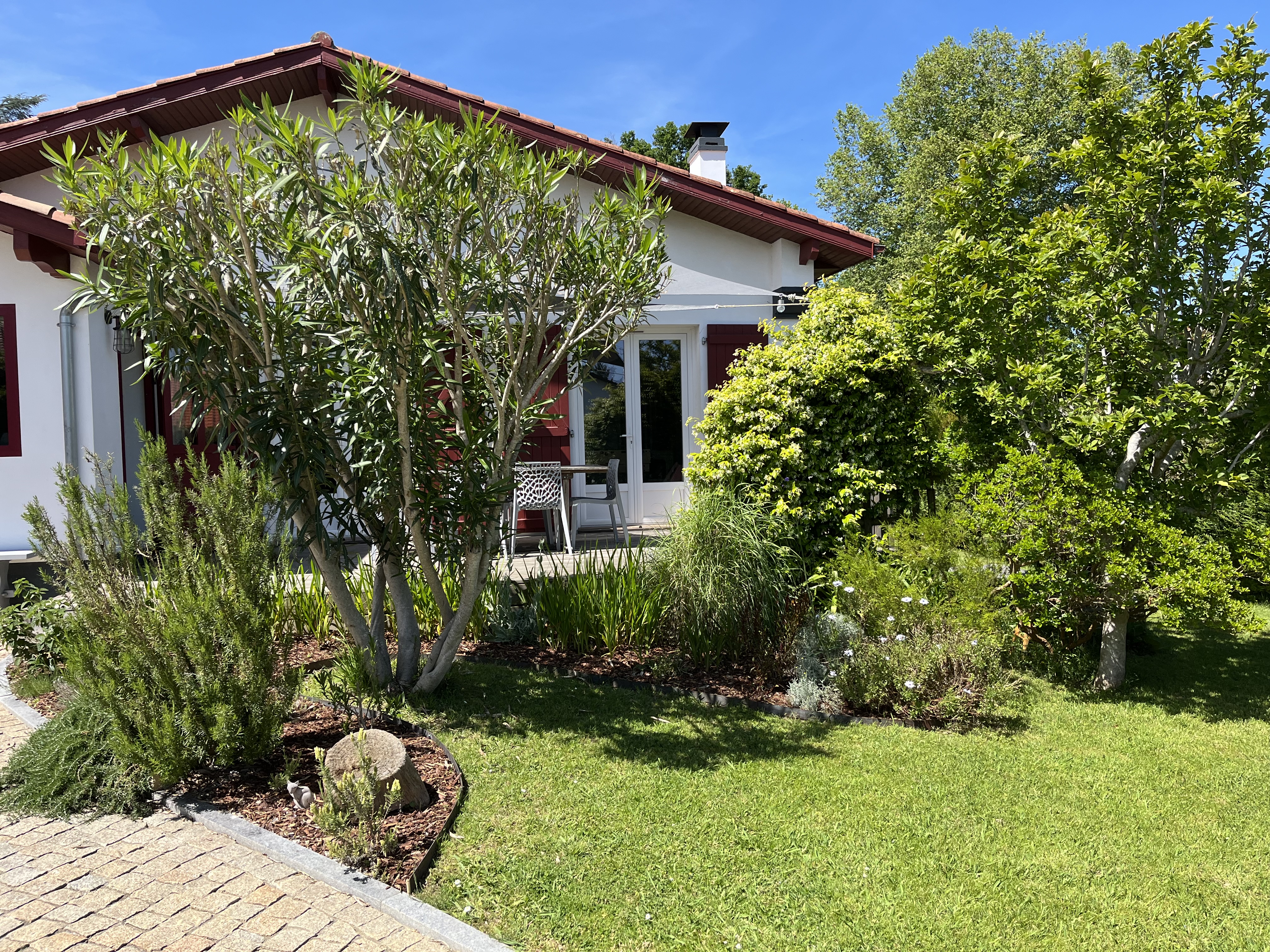 T2, terrace, garden, pool, price according to duration
