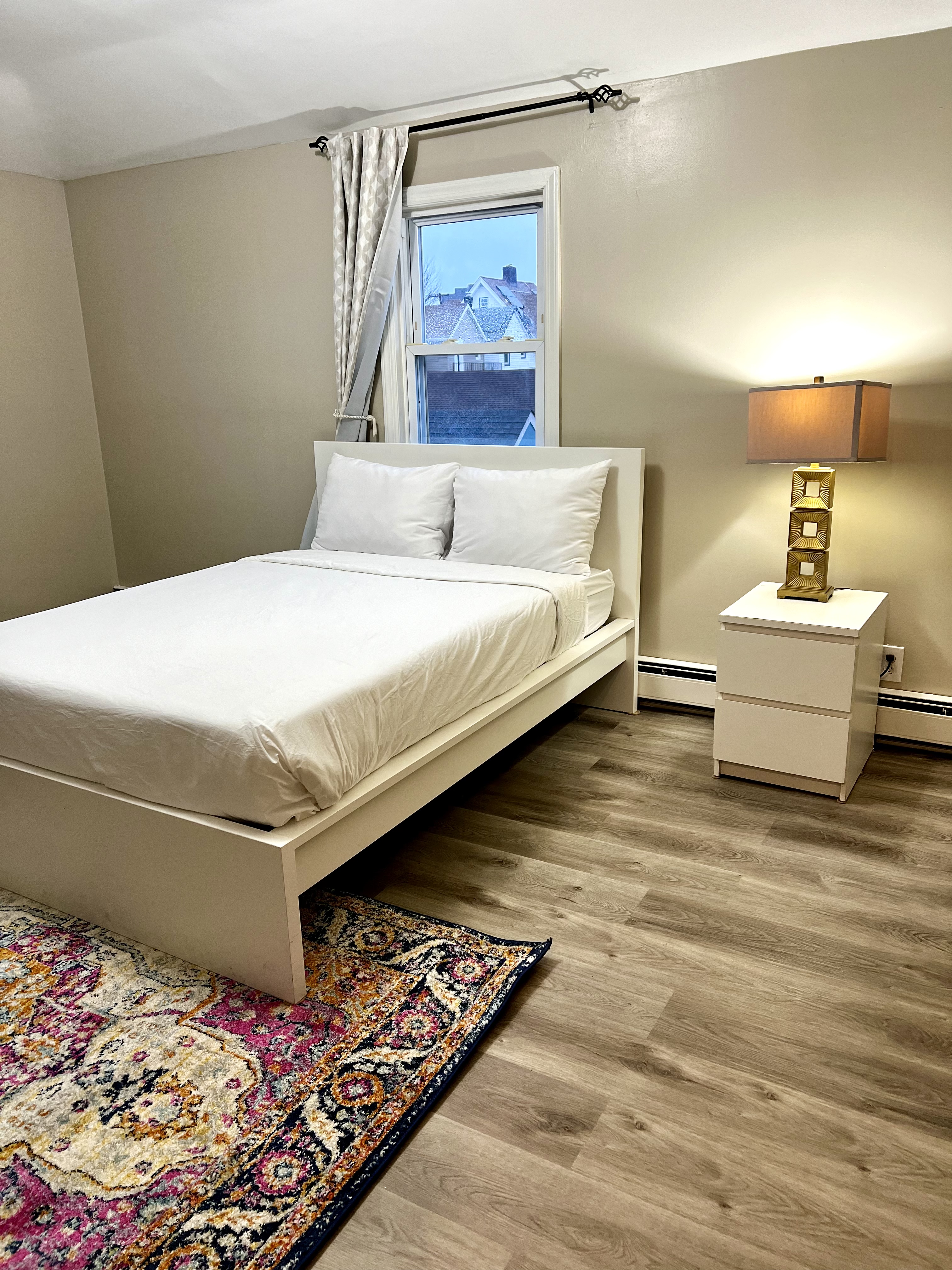 1 HOUR FROM FIFA Master bedroom w/ private bath