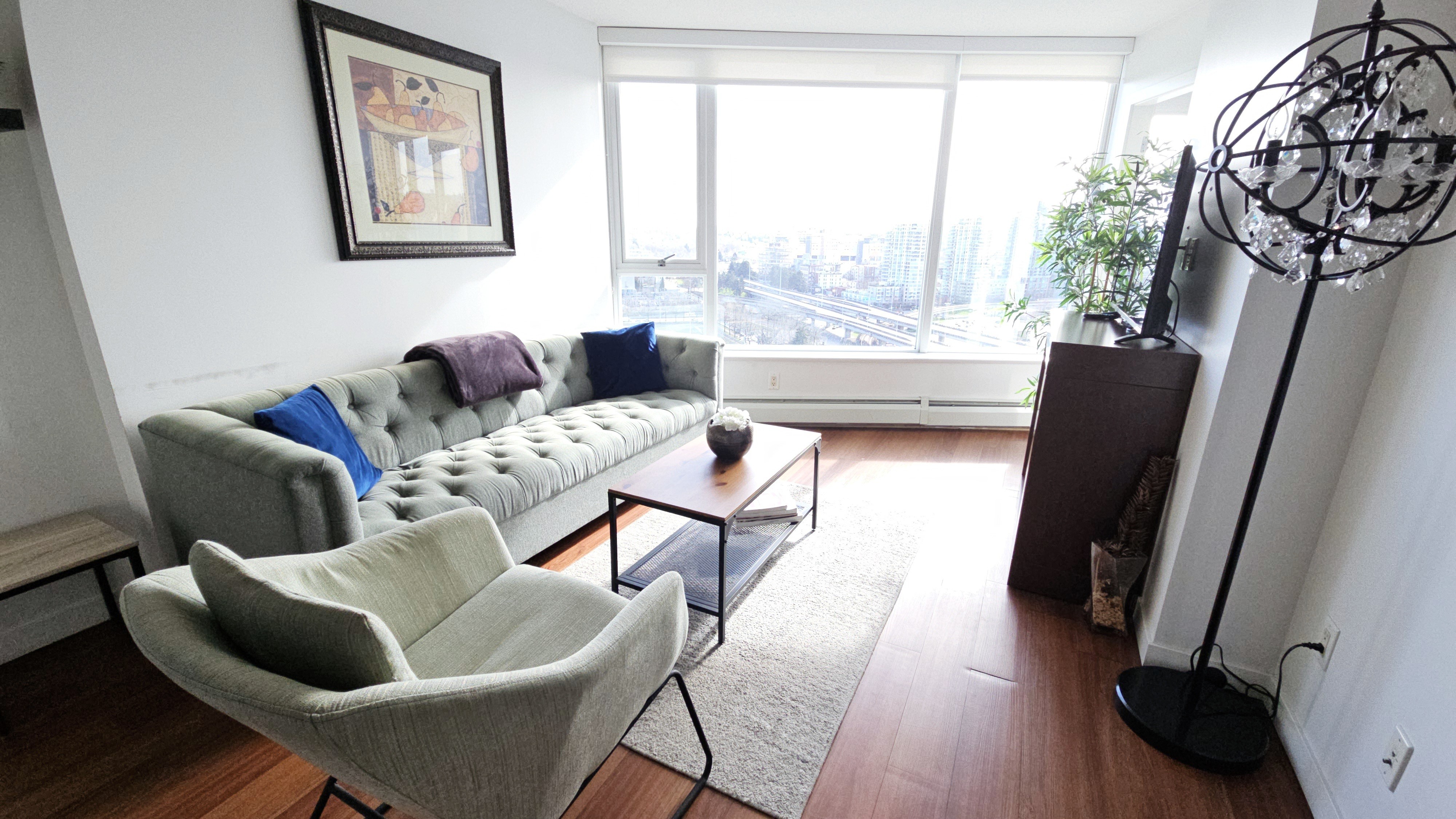 Modern 1BR DT unit, Great views, Free parking/pool