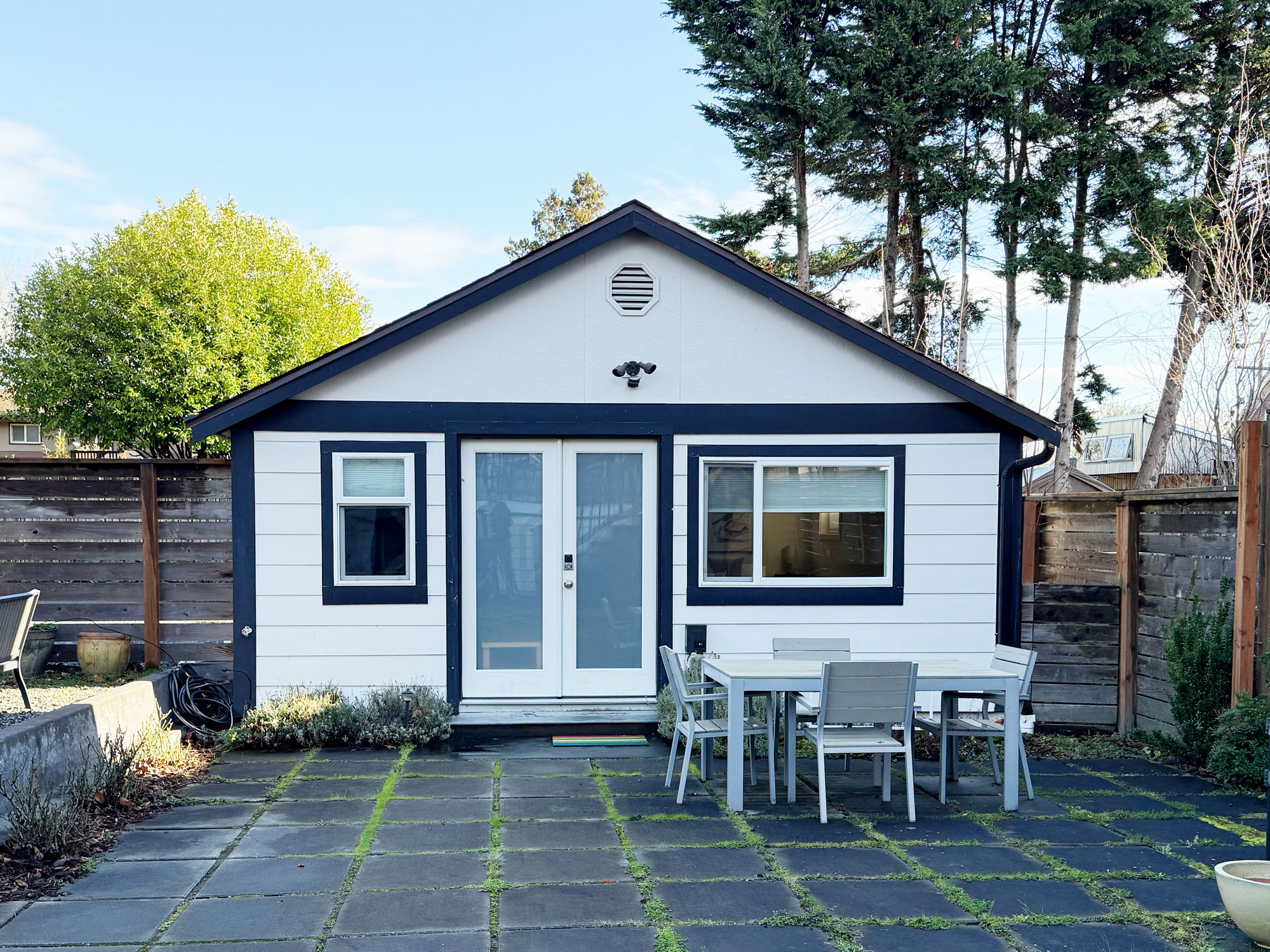 Private Guest House with Outdoor Patio