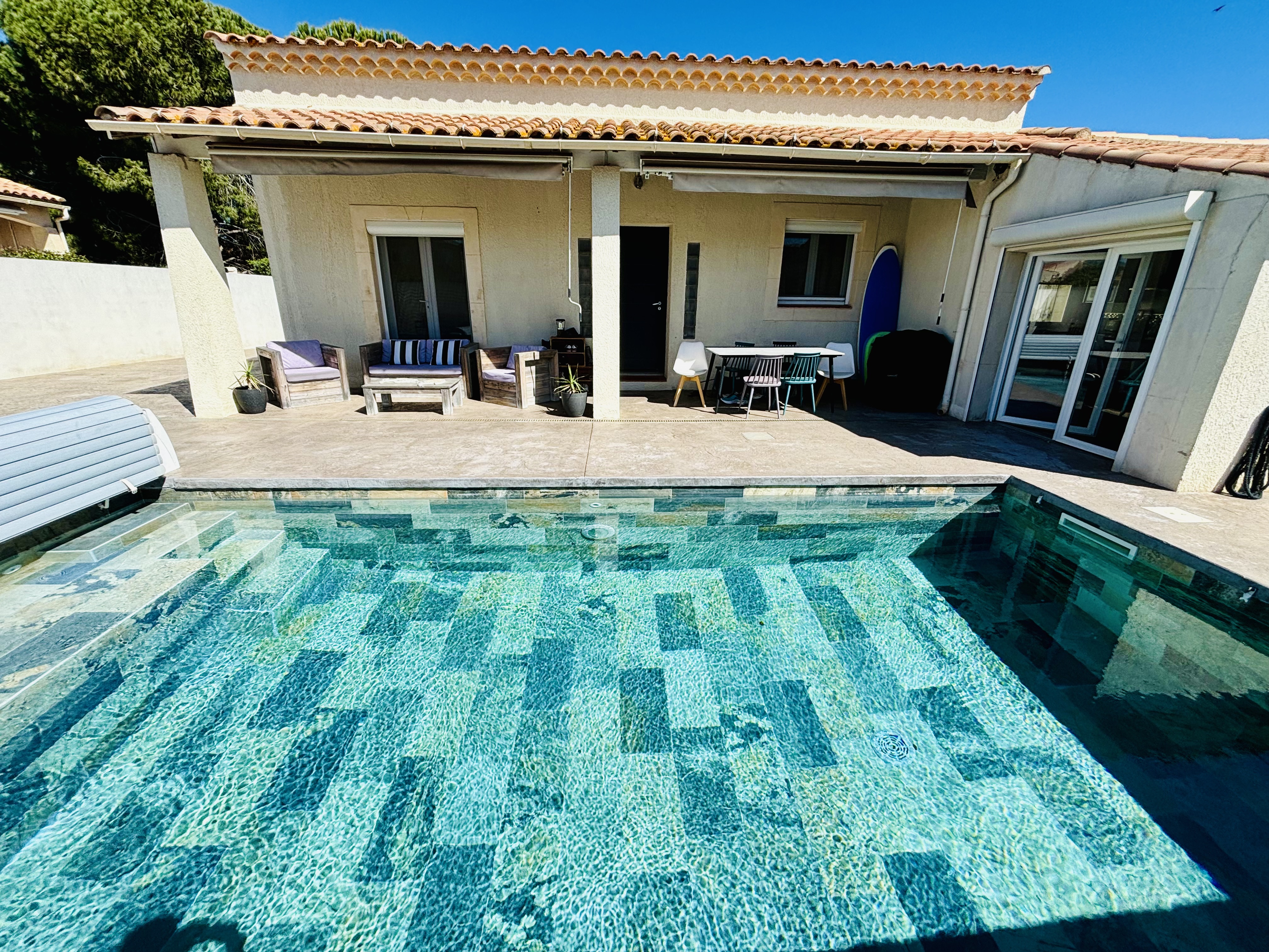 Air-conditioned villa with 4-star pool