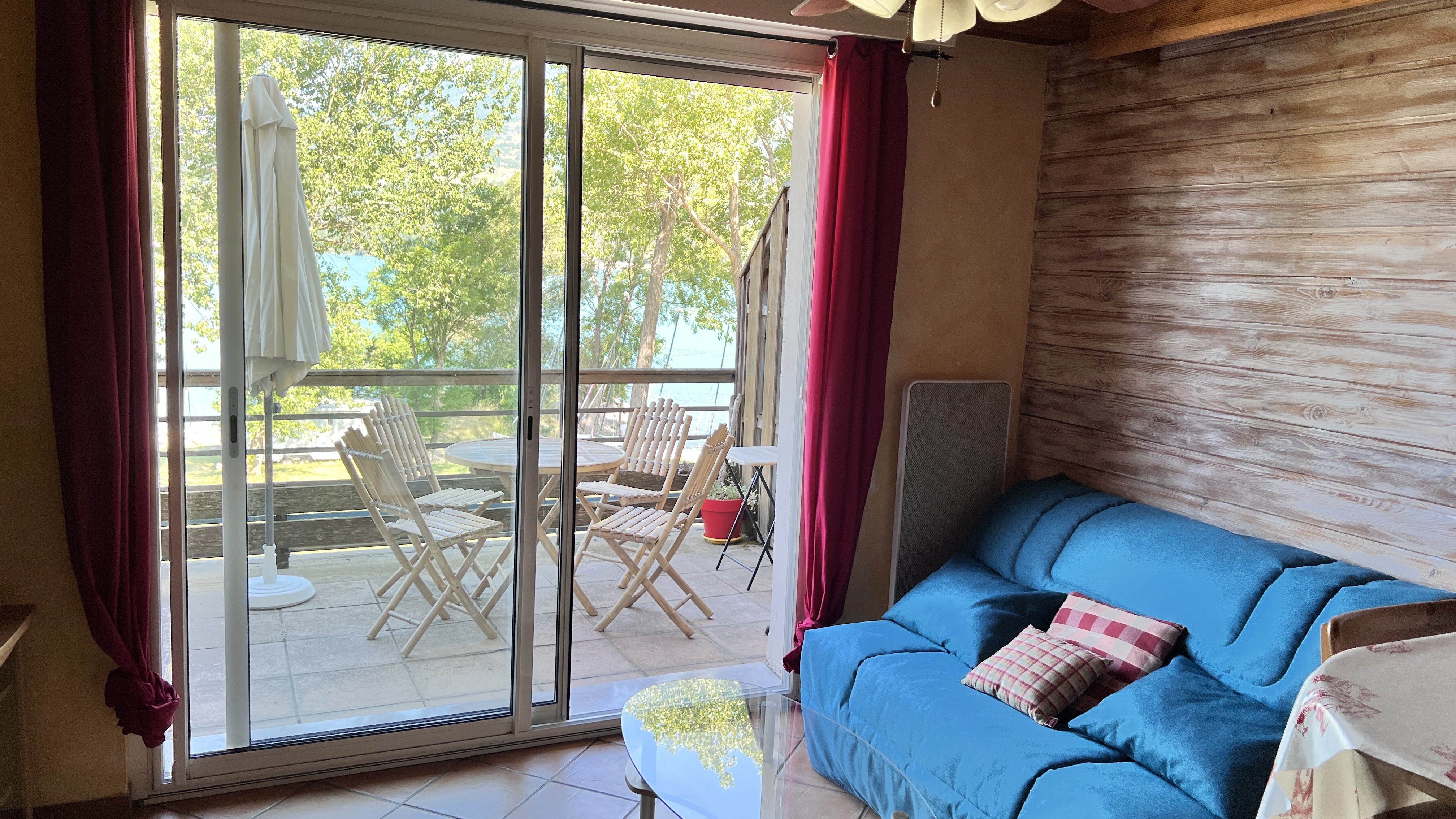 Beautiful studio at the foot of the lake, 50 m to the beach