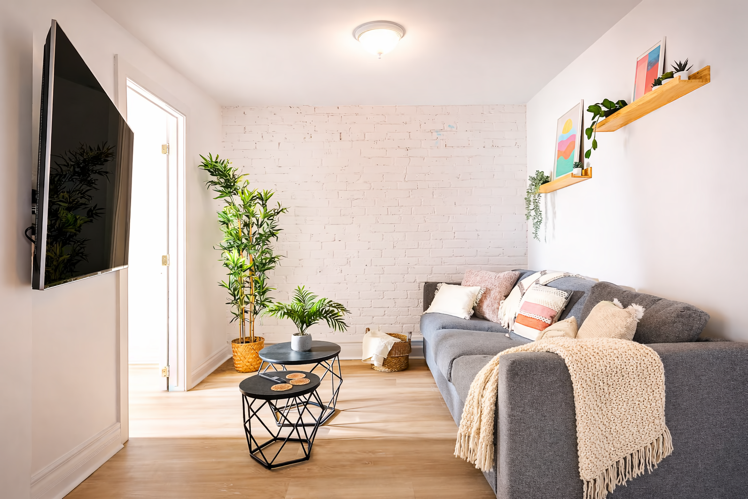 Stylish 3BR Plateau • Sleeps 6 • Free Parking