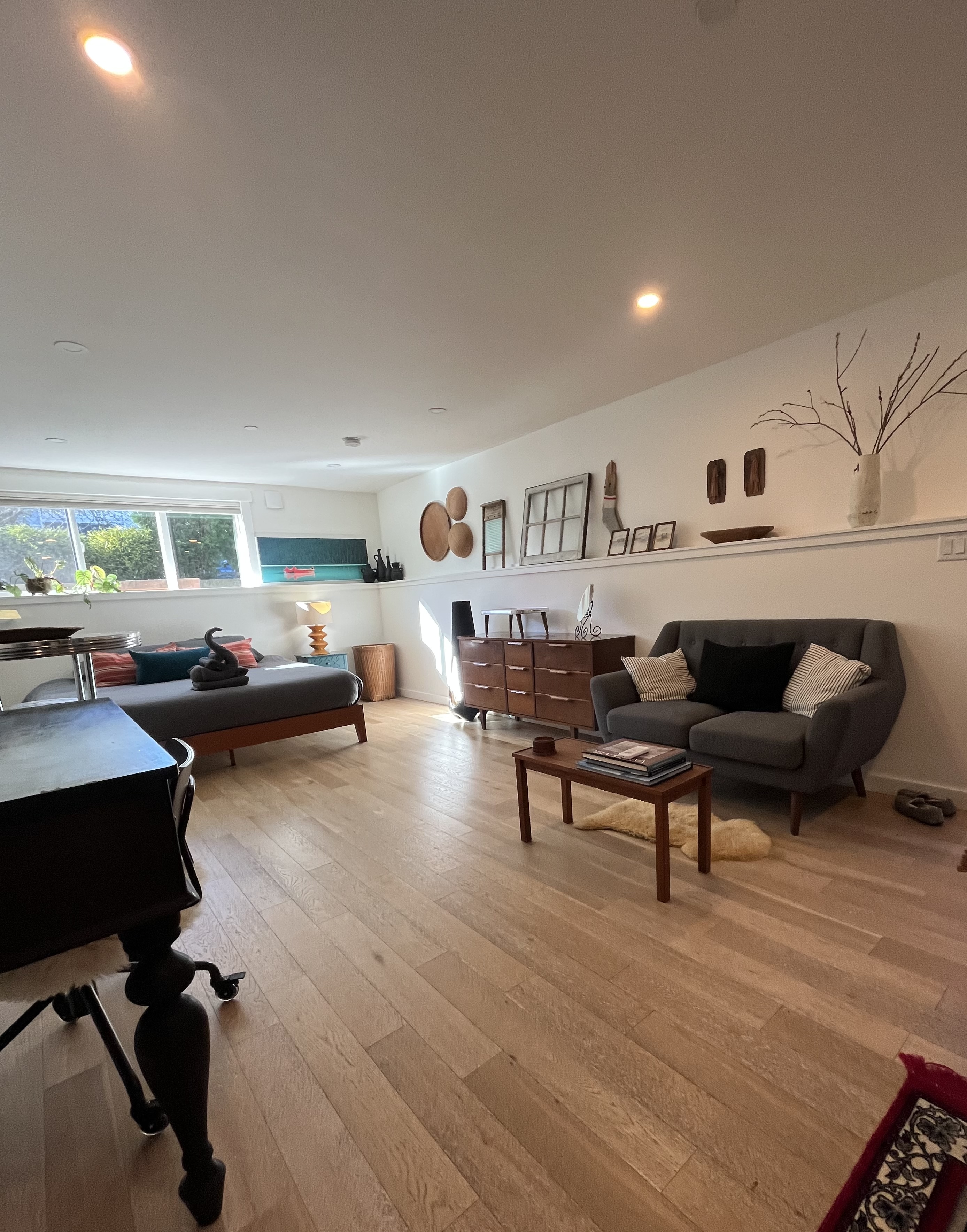 Commercial Drive Oasis - Rustic Guest Suite