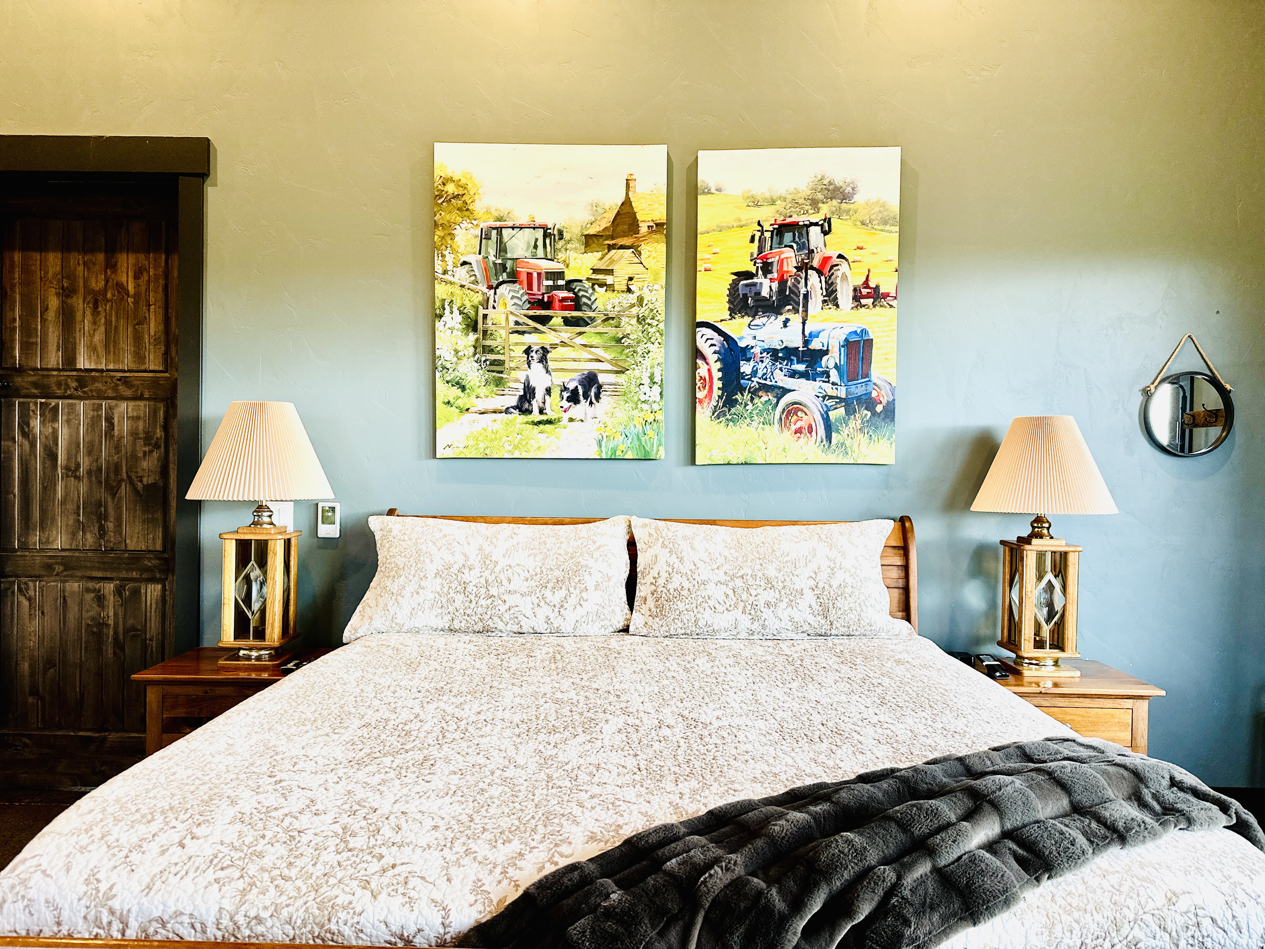 The Tractor Shed - King Bed - Mountain Views