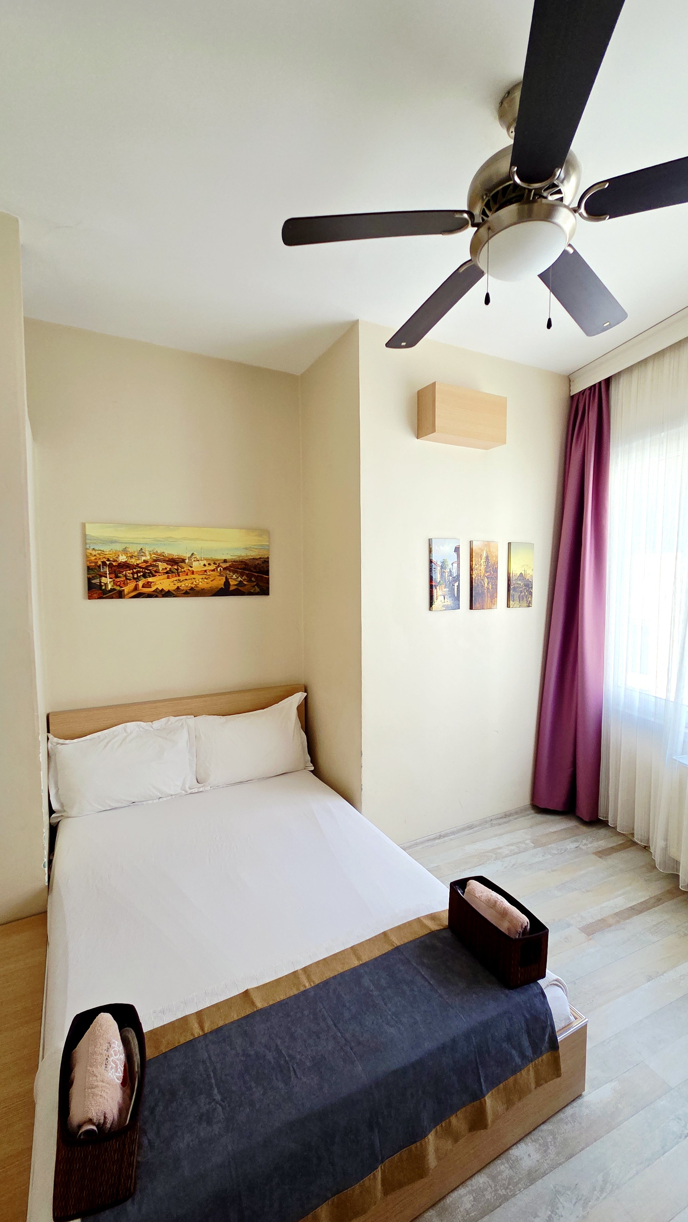 Modern CF Room in Old City Center - 3rd Floor R6