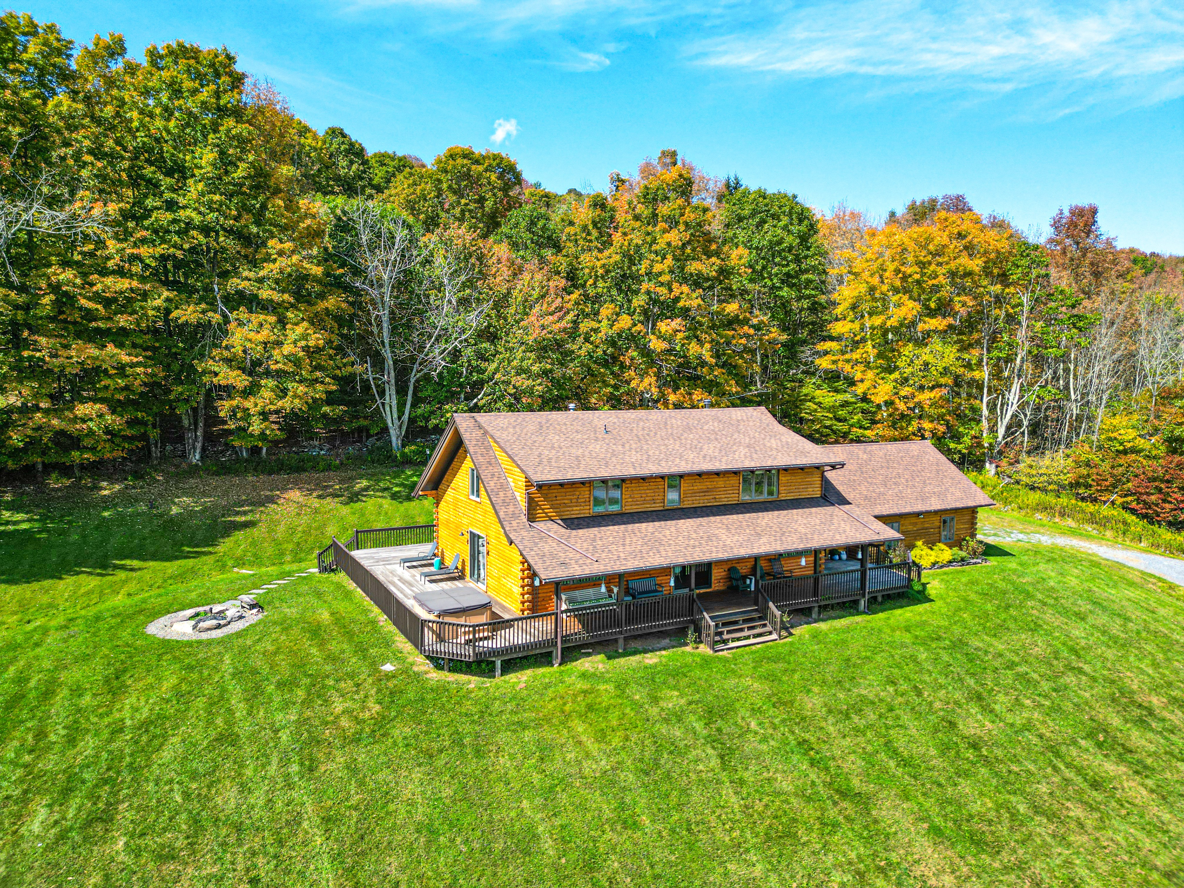 Walker Woods, cozy log cabin, views and hot tub.