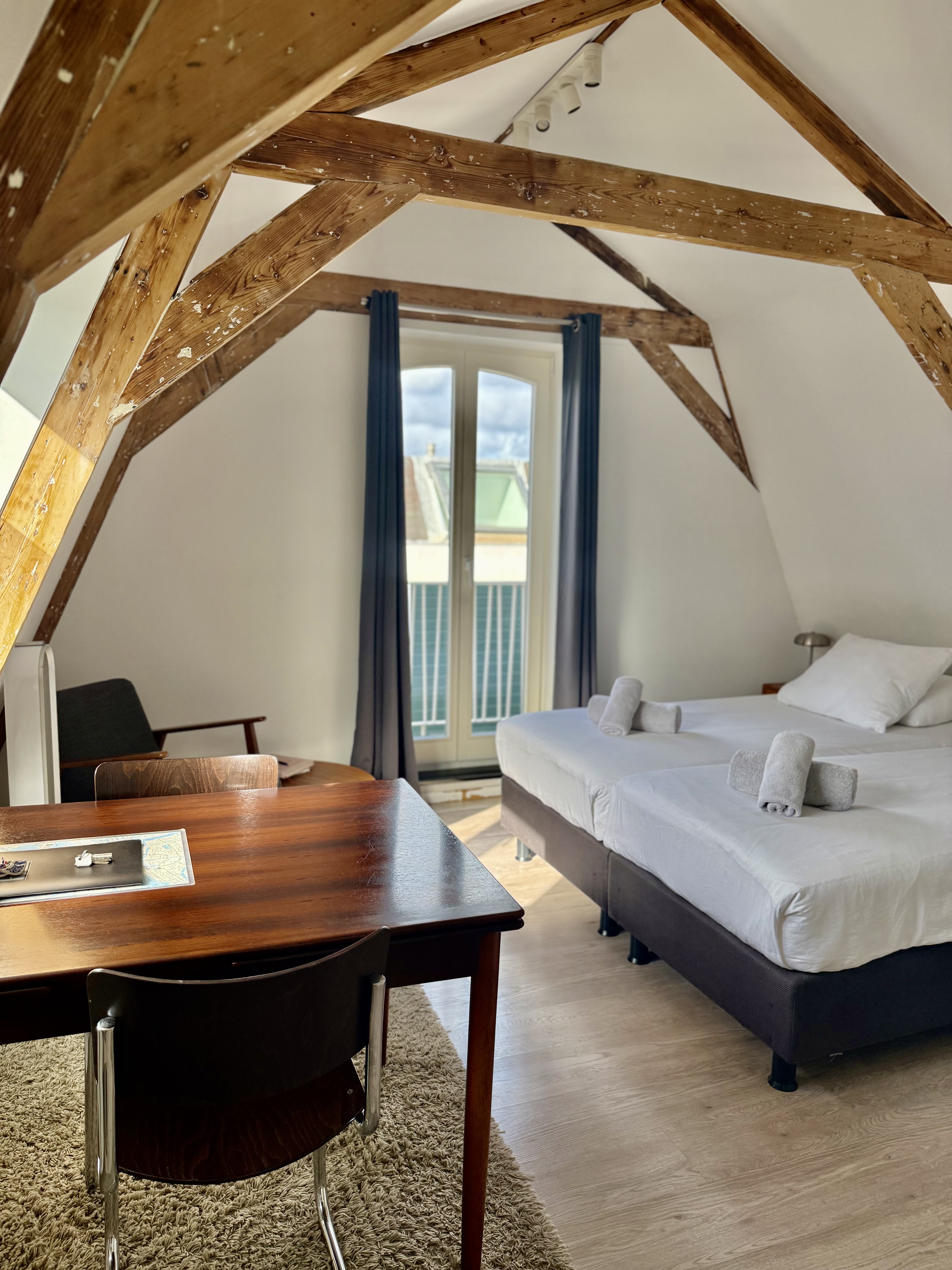 Classic attic city centre| quiet, private & modern