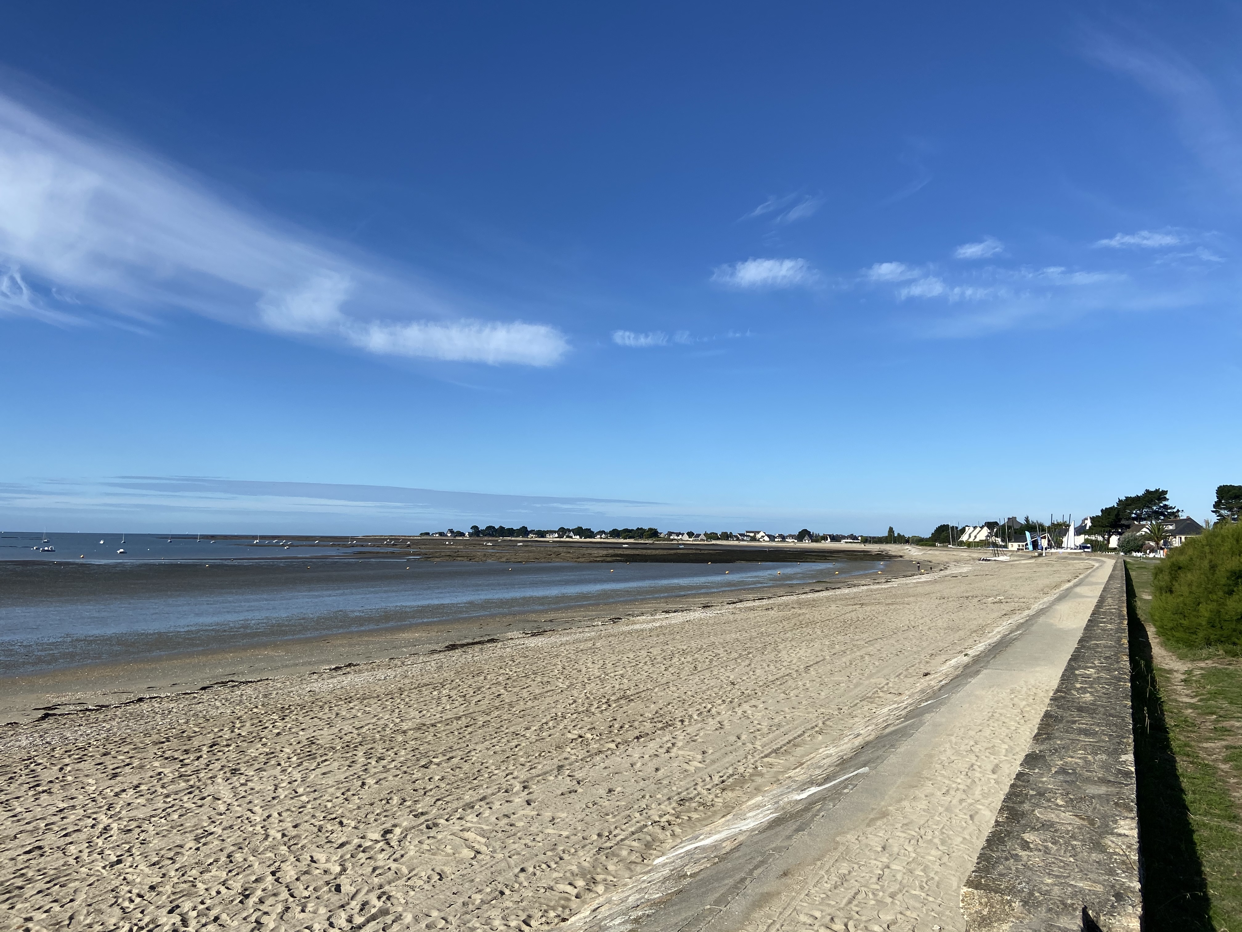 Seafront house with beach / front beach access