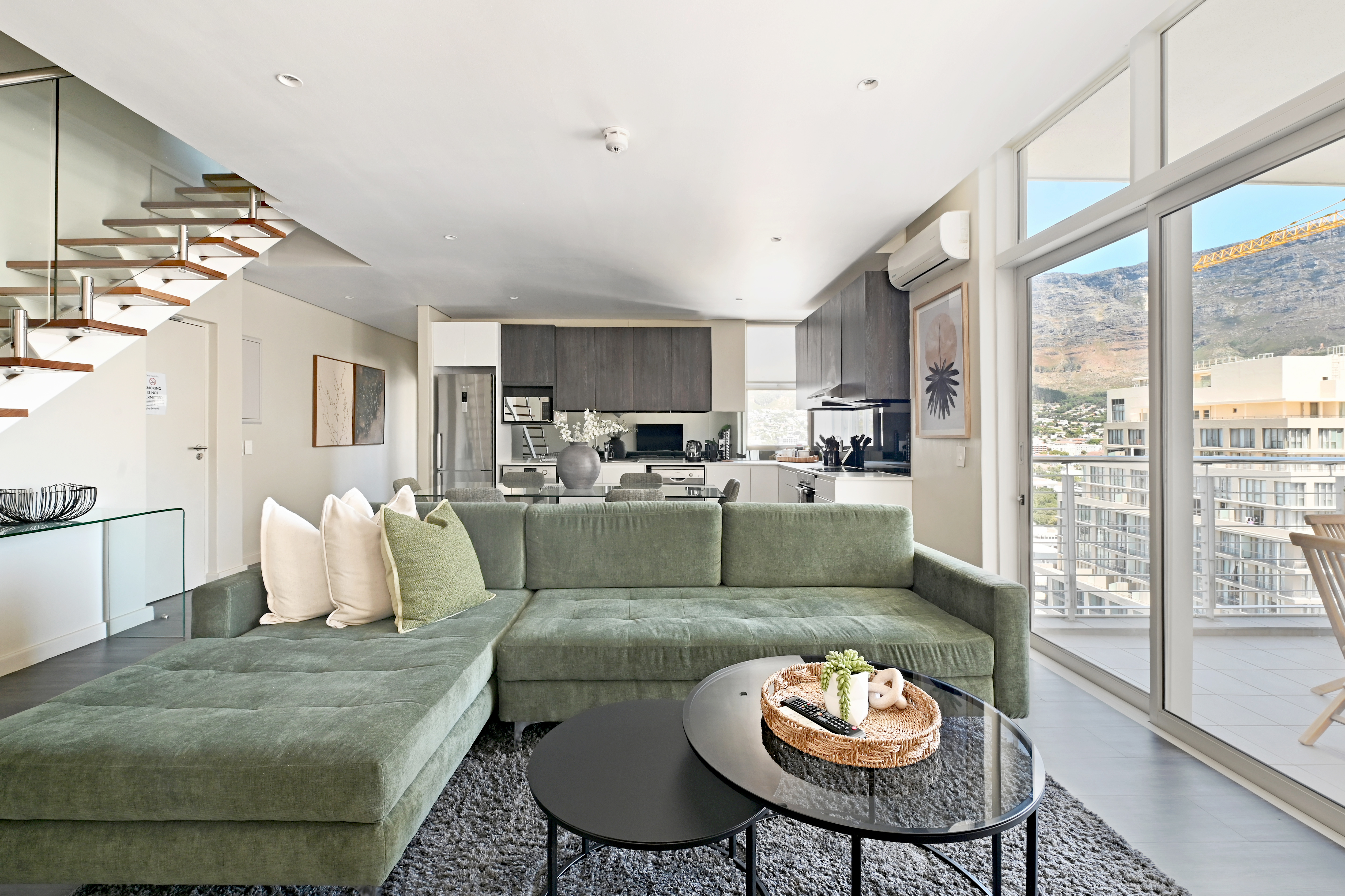 Designer 3BR Penthouse in Central CPT with Views!