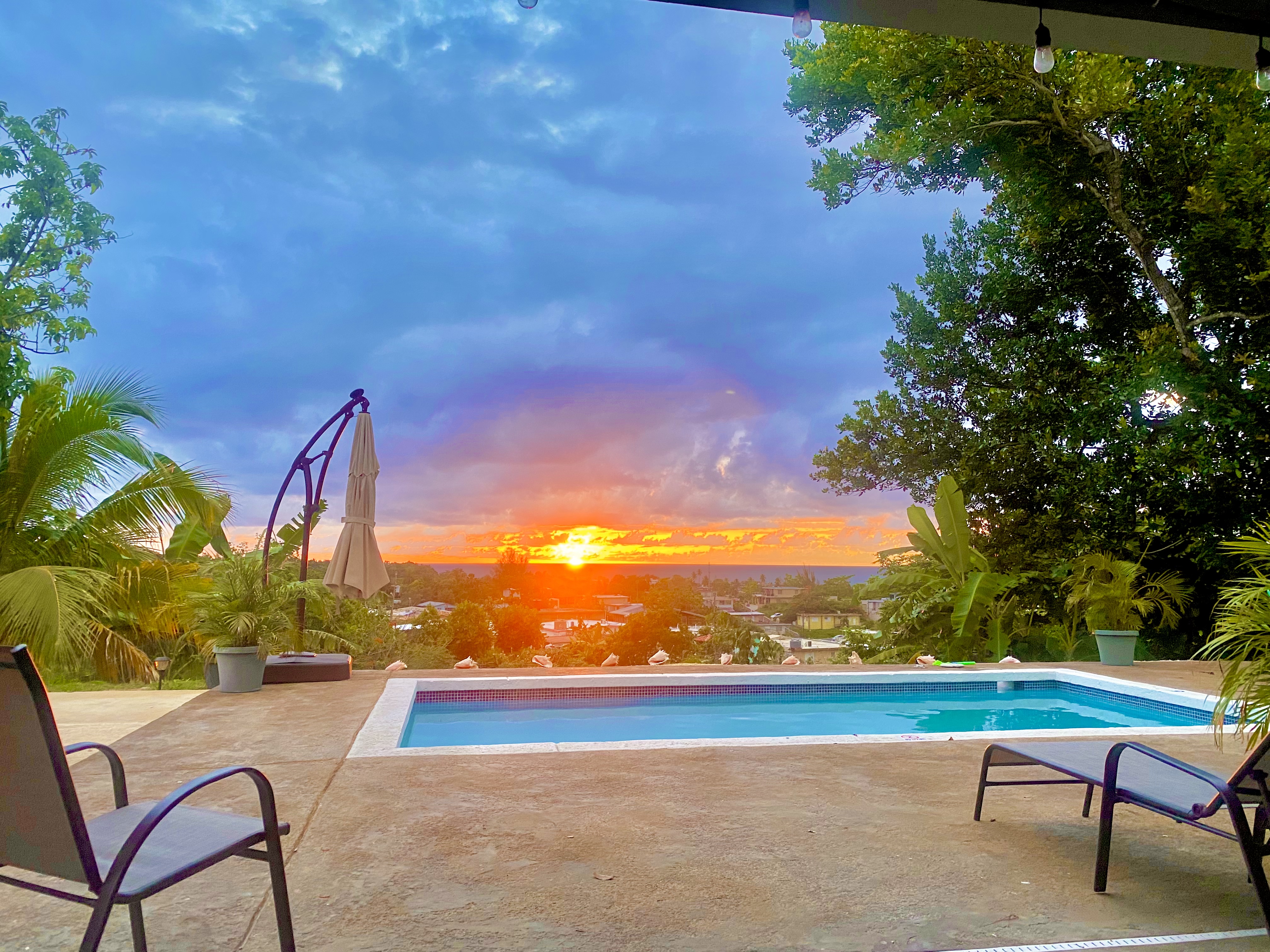 Hilltop Getaway(pool-child friendly-AC)