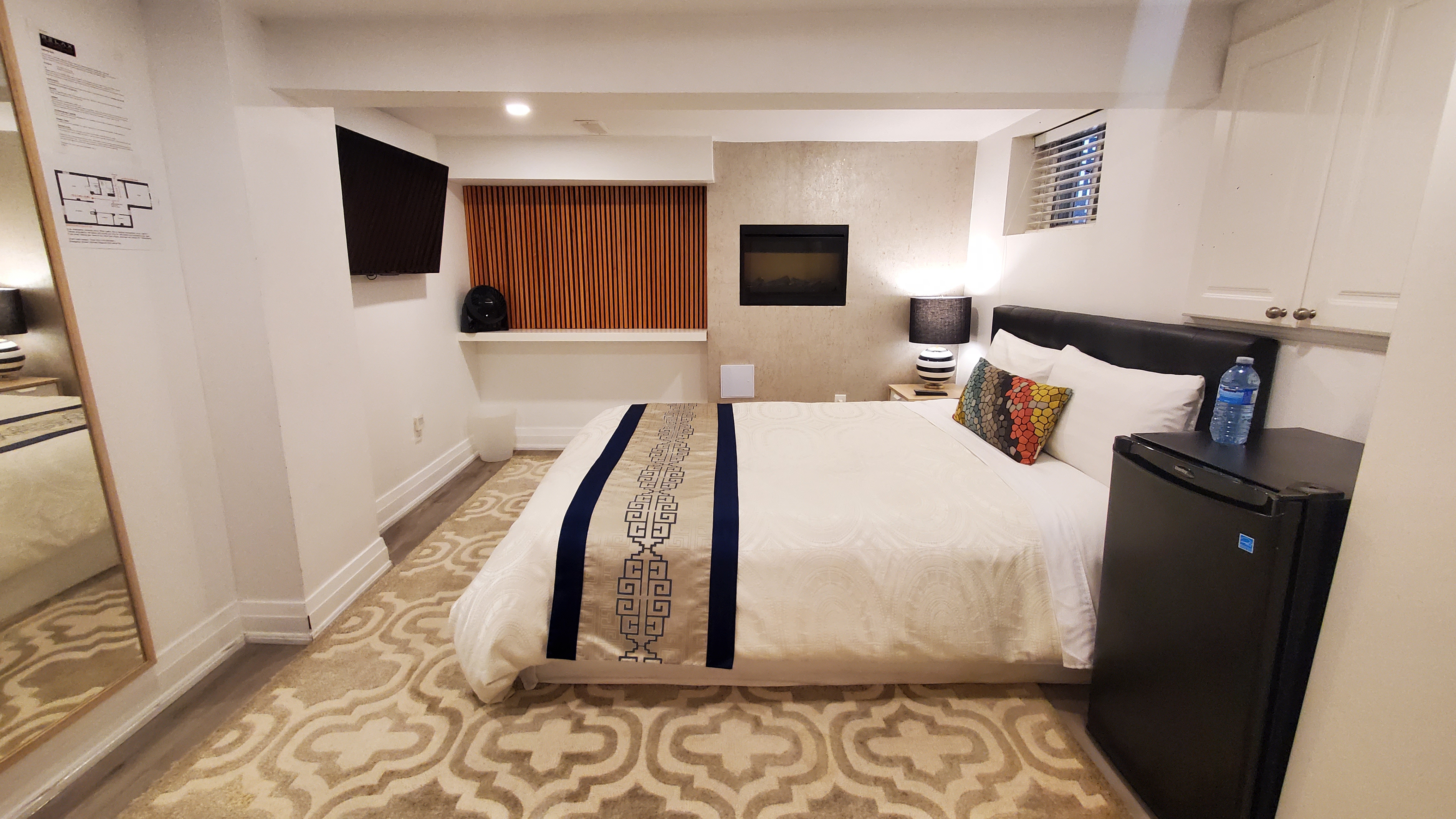 Cozy Room on the Danforth (Private washroom)