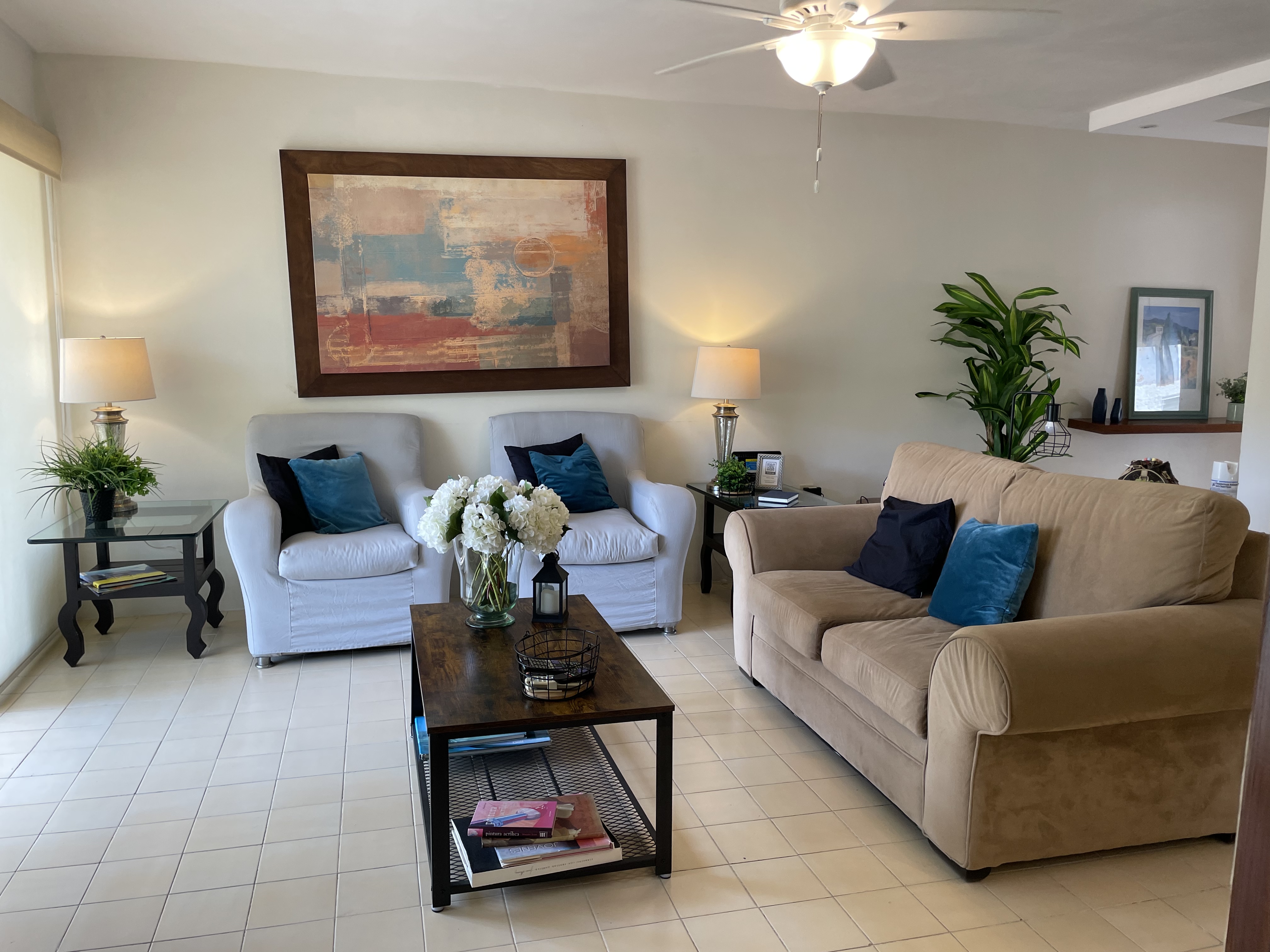 Breezy aprt stunning golf views close to the beach