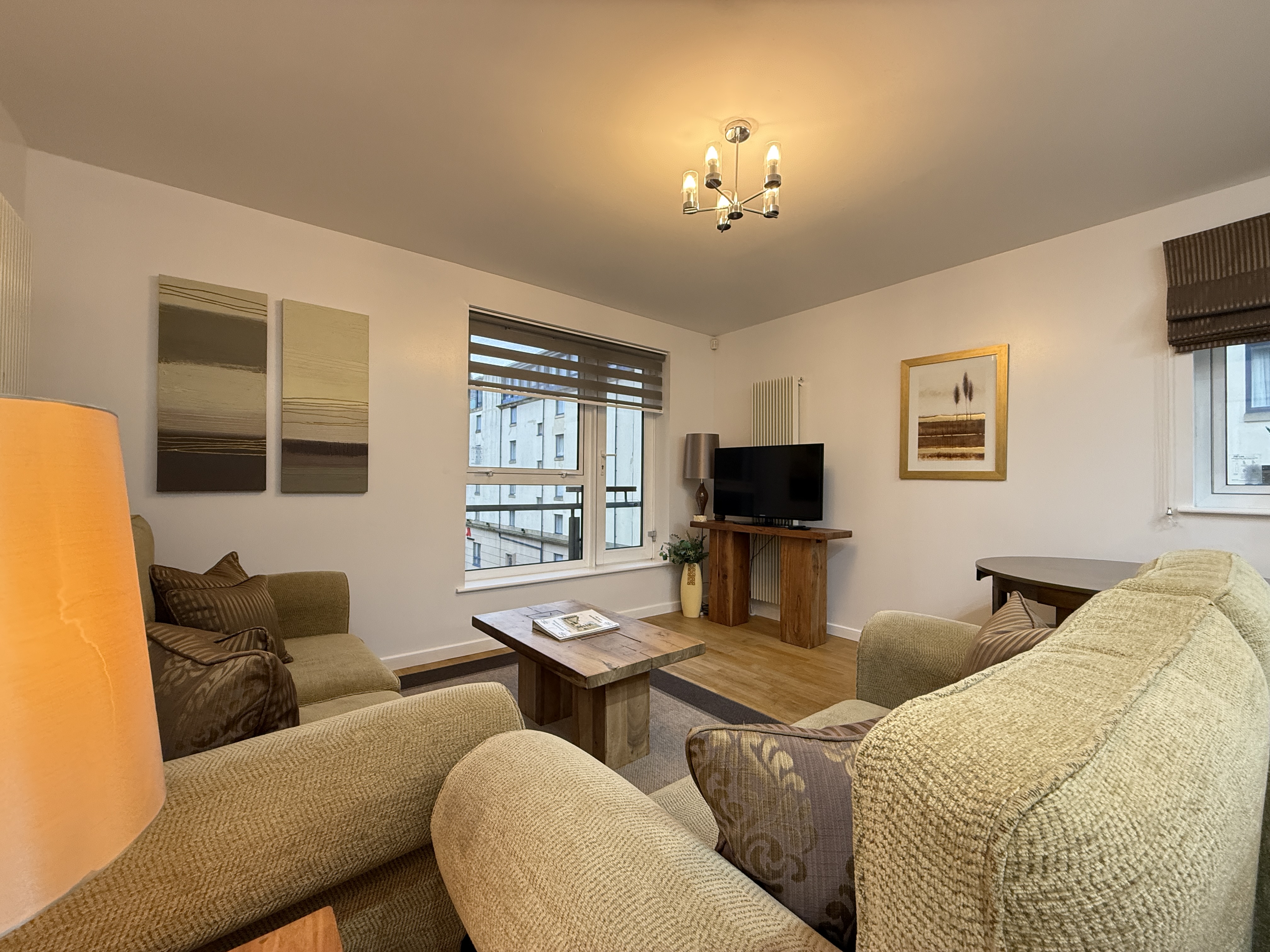 Holyrood Apartment with parking & lift access in Canongate, Southside and Dumbiedykes, Edinburgh