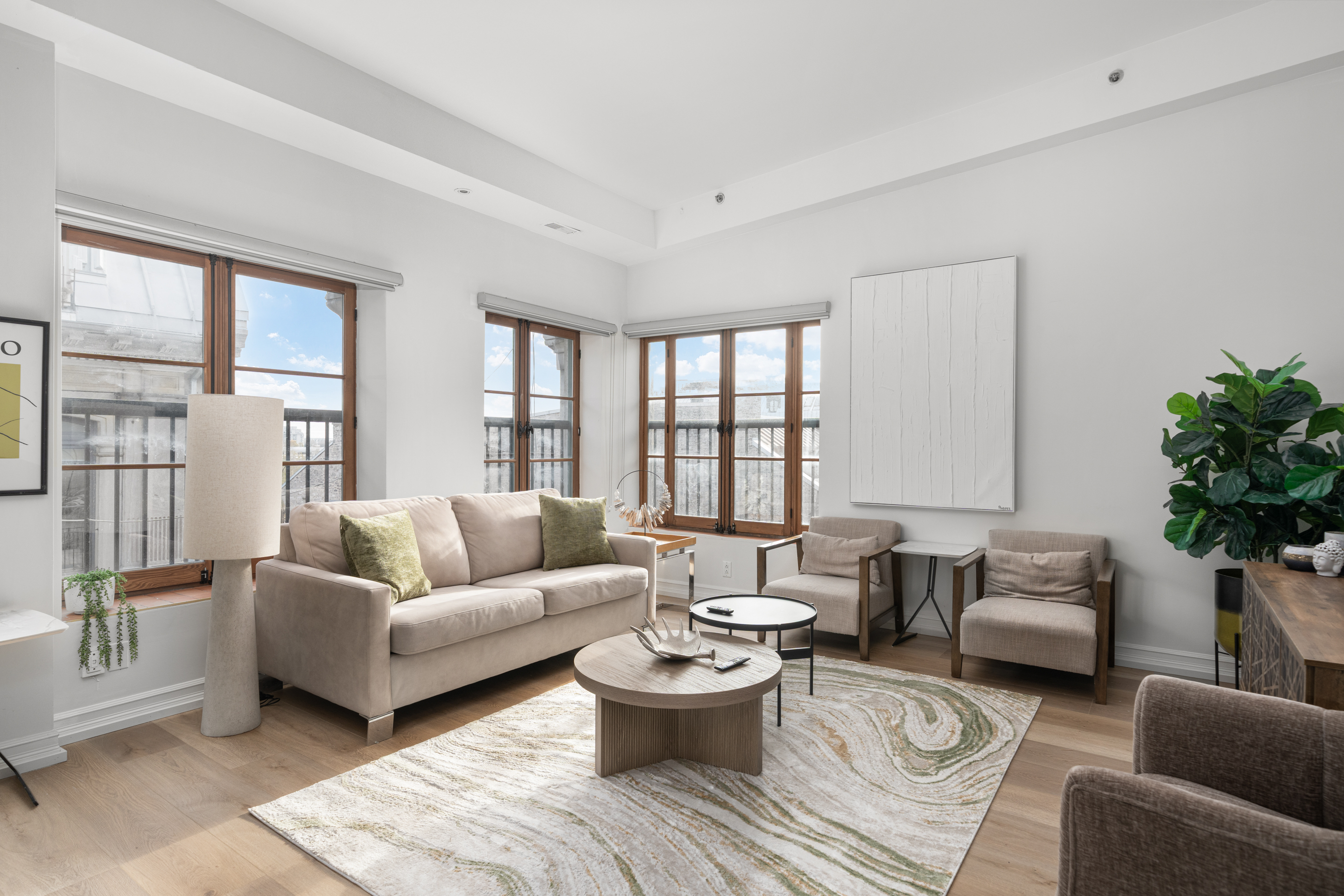 Stunning 4Bed 3BA Apt Central Old Mtl | St Paul St