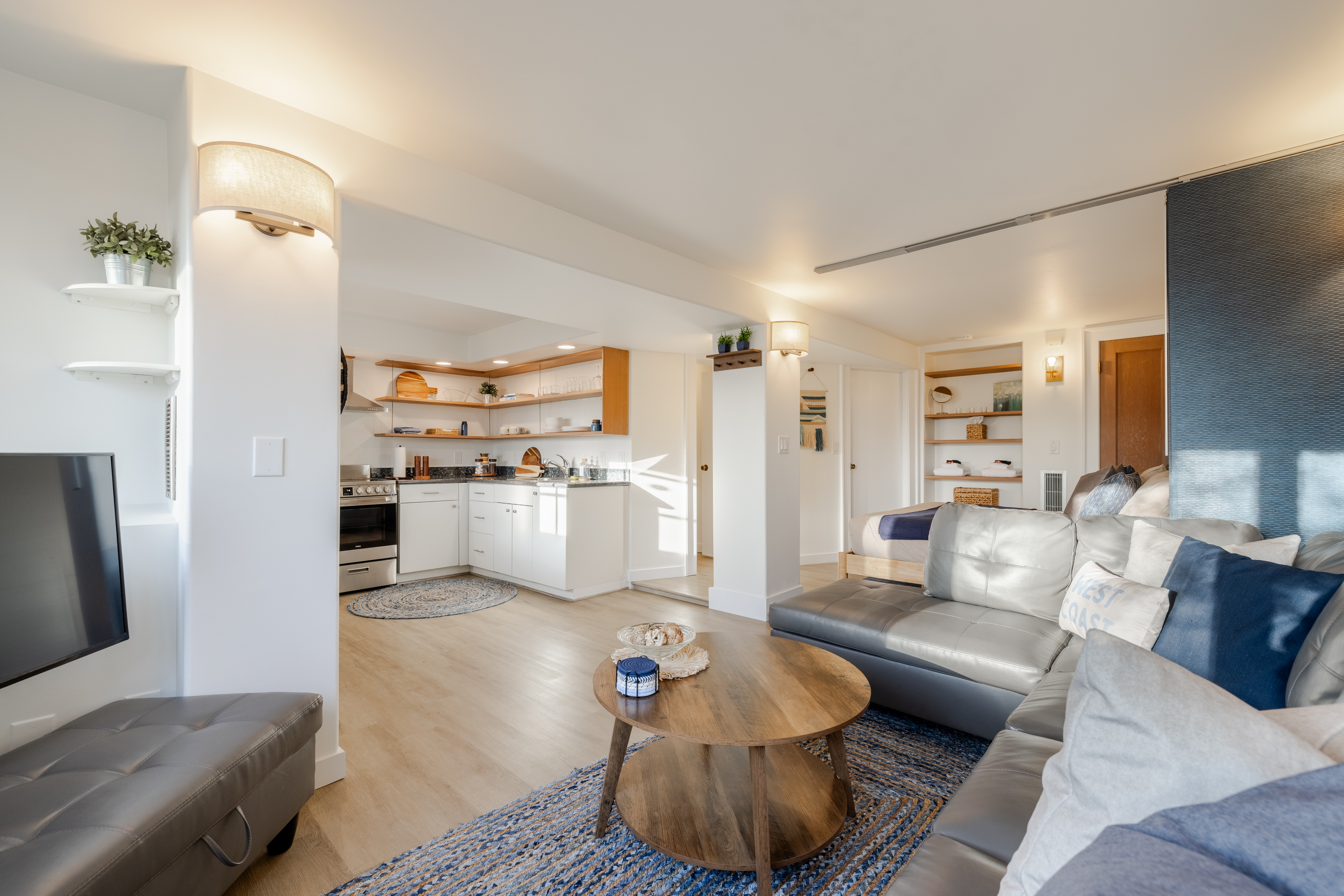 Cozy Private Studio • Walk to Shops, Pubs, Transit
