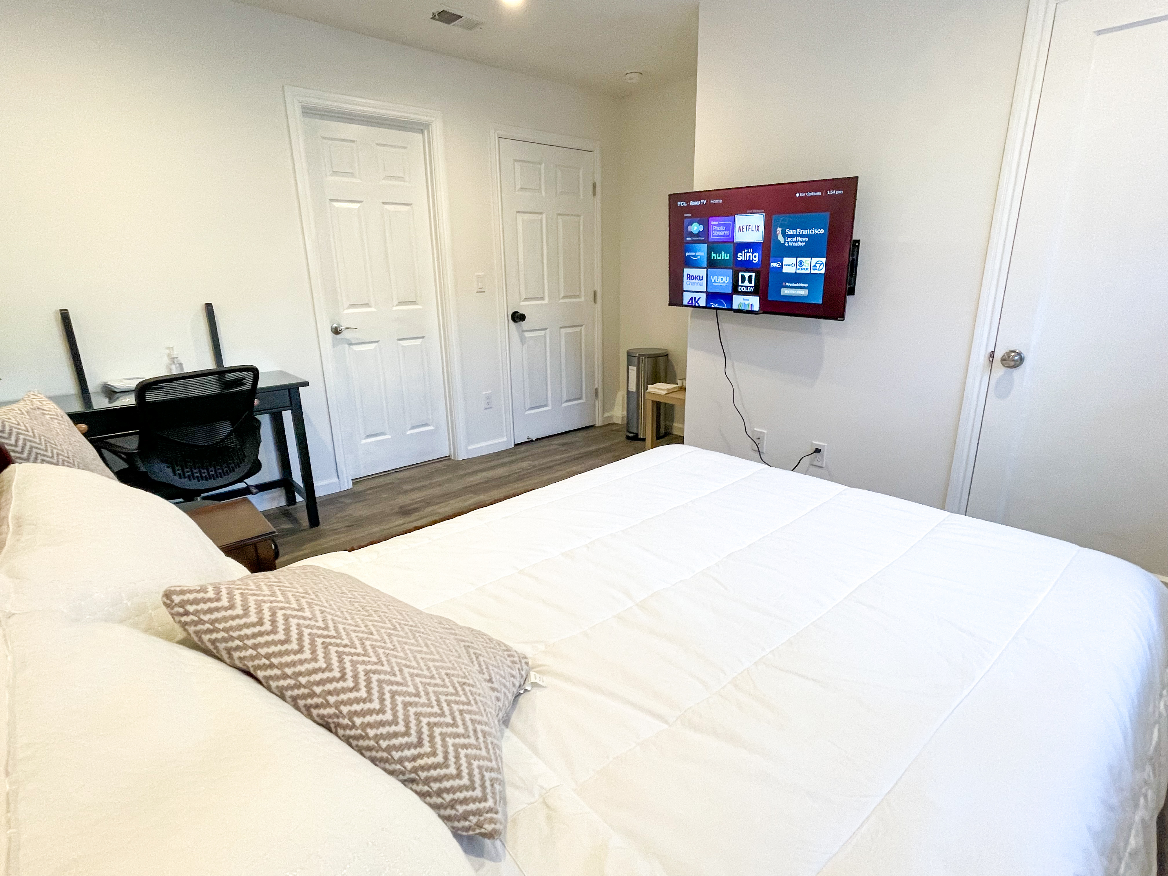 Renovated spacious bright room w/ private bathroom