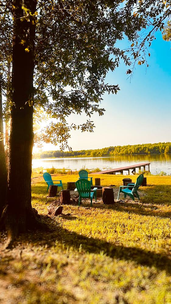 Pet/Kid friendly-Riverfront-Playground-Hottub