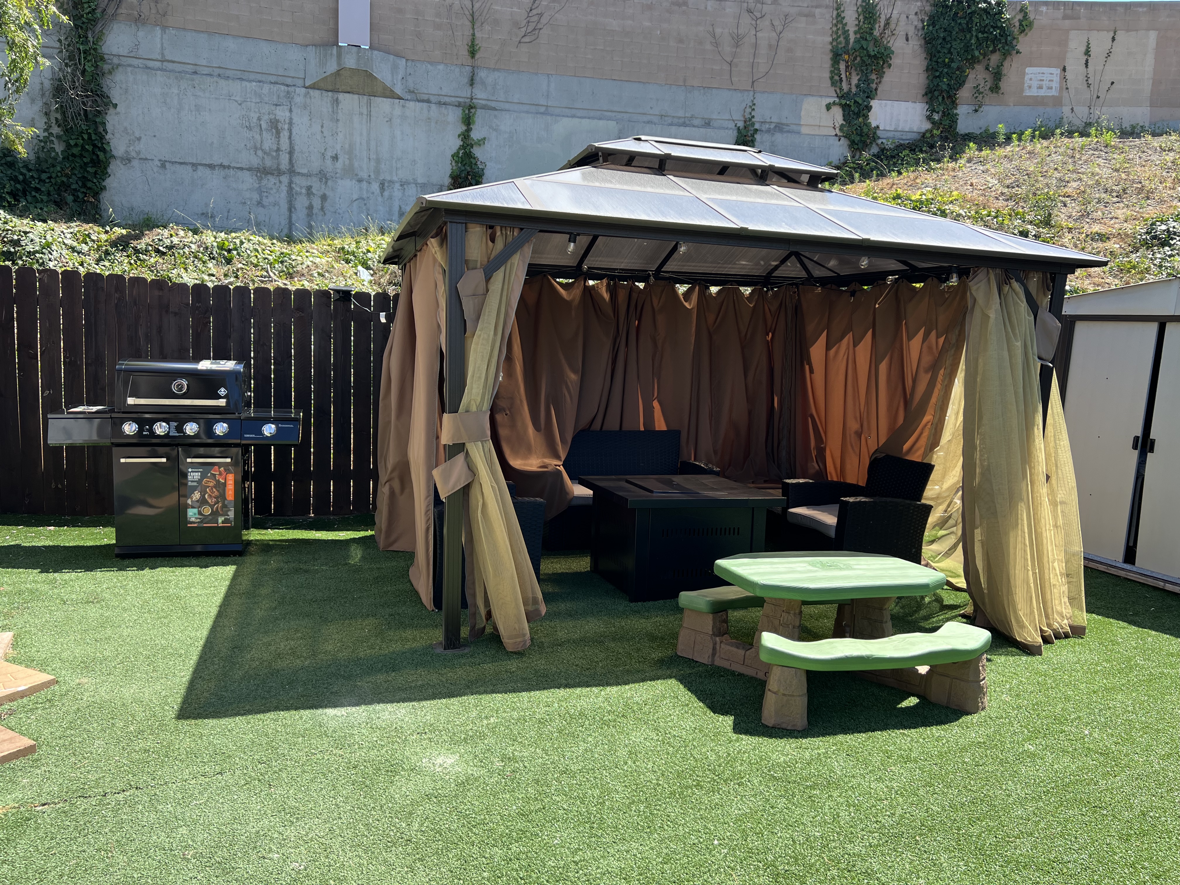 New, cozy unit with Private outdoor area Fire Pit