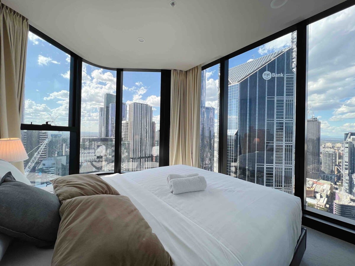 Stylish 2BR 2BA Apartment | Prime Melbourne CBD