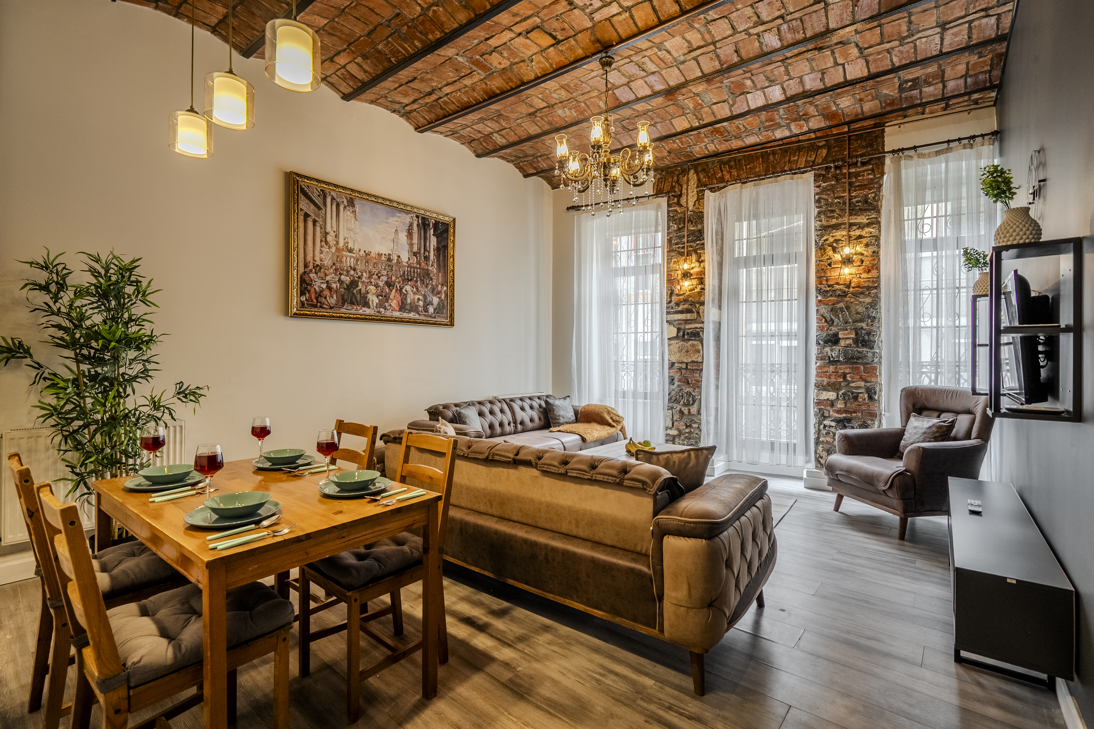 1st Floor Easy Access:3BR Prime Location w/Balcony