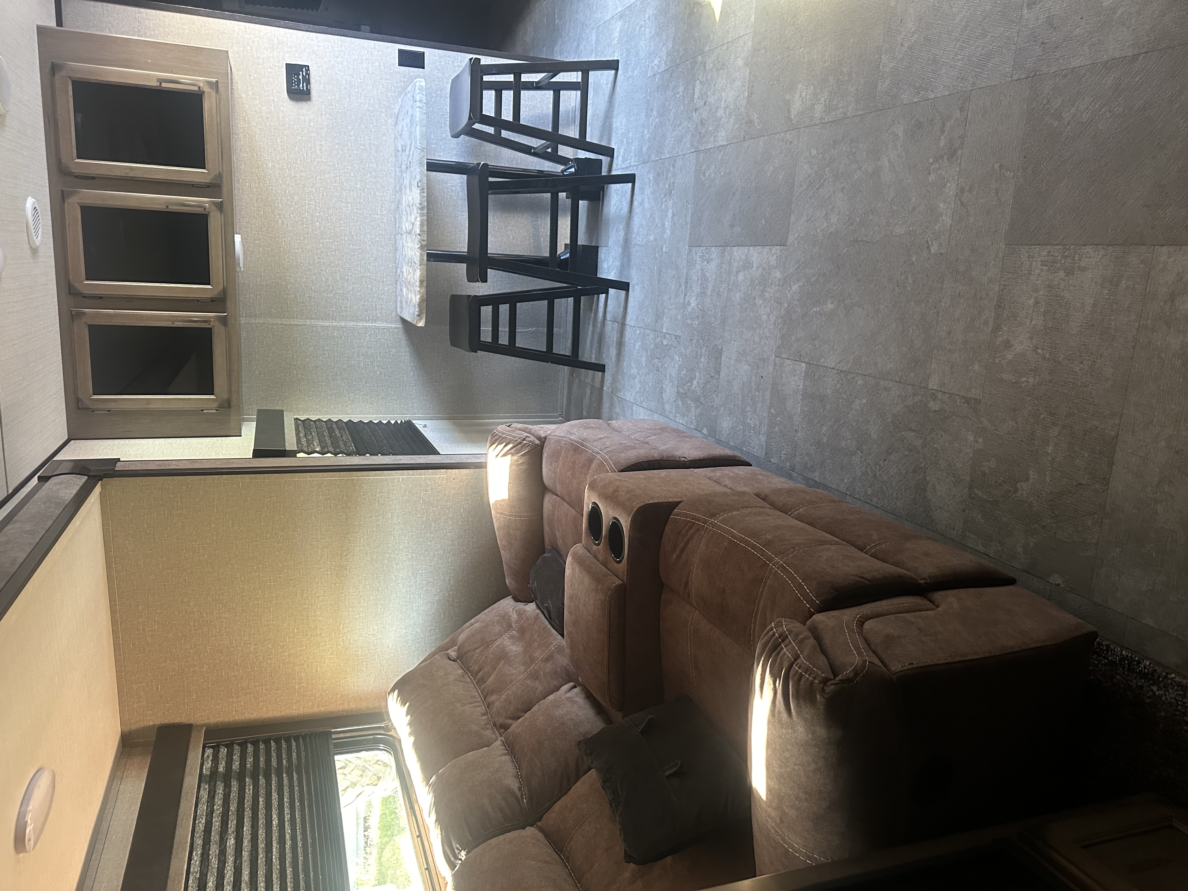 Delightful 2- Bedroom Camper/RV with Boat Parking