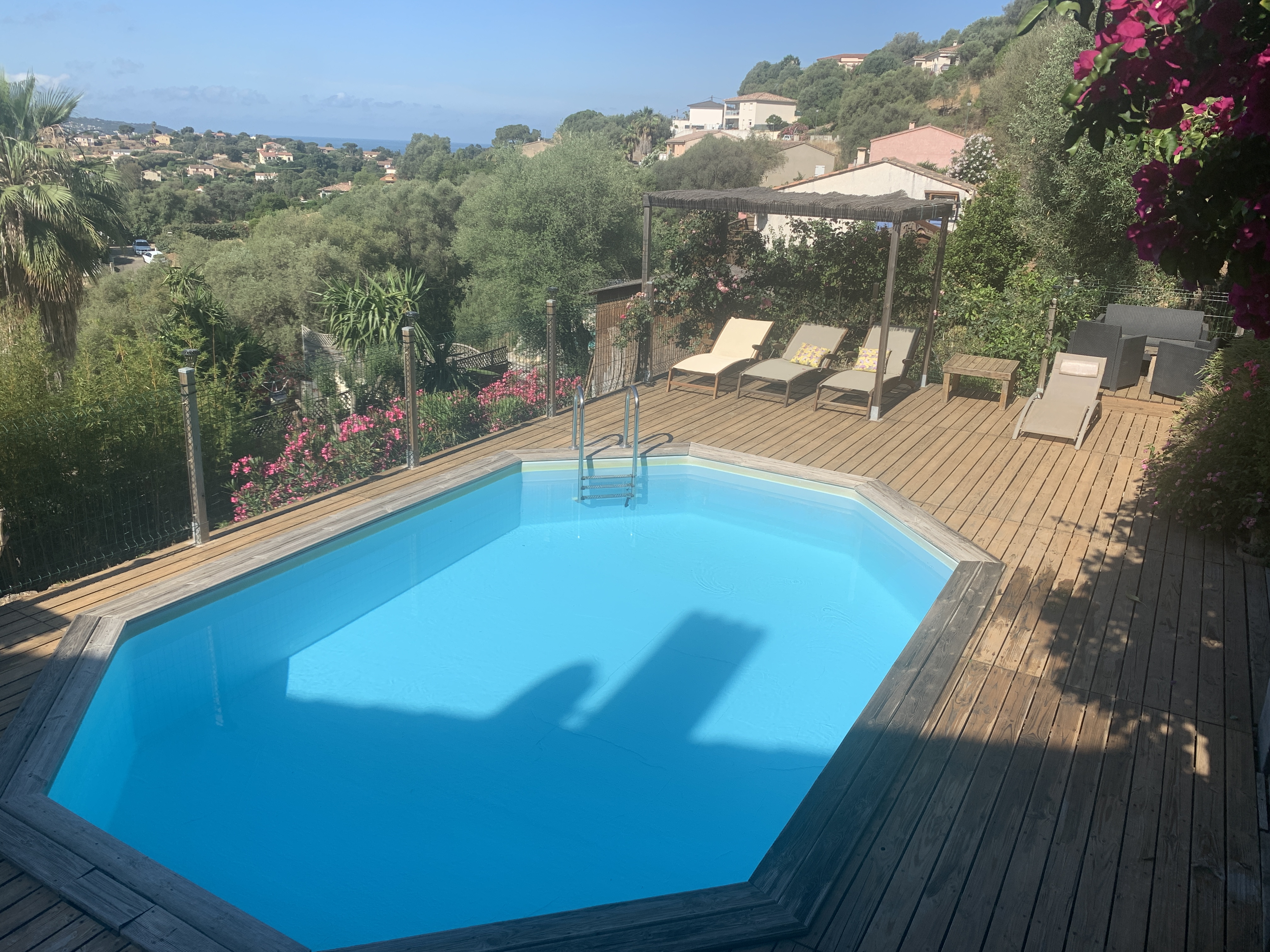 A/C sightseeing with private terrace/garden