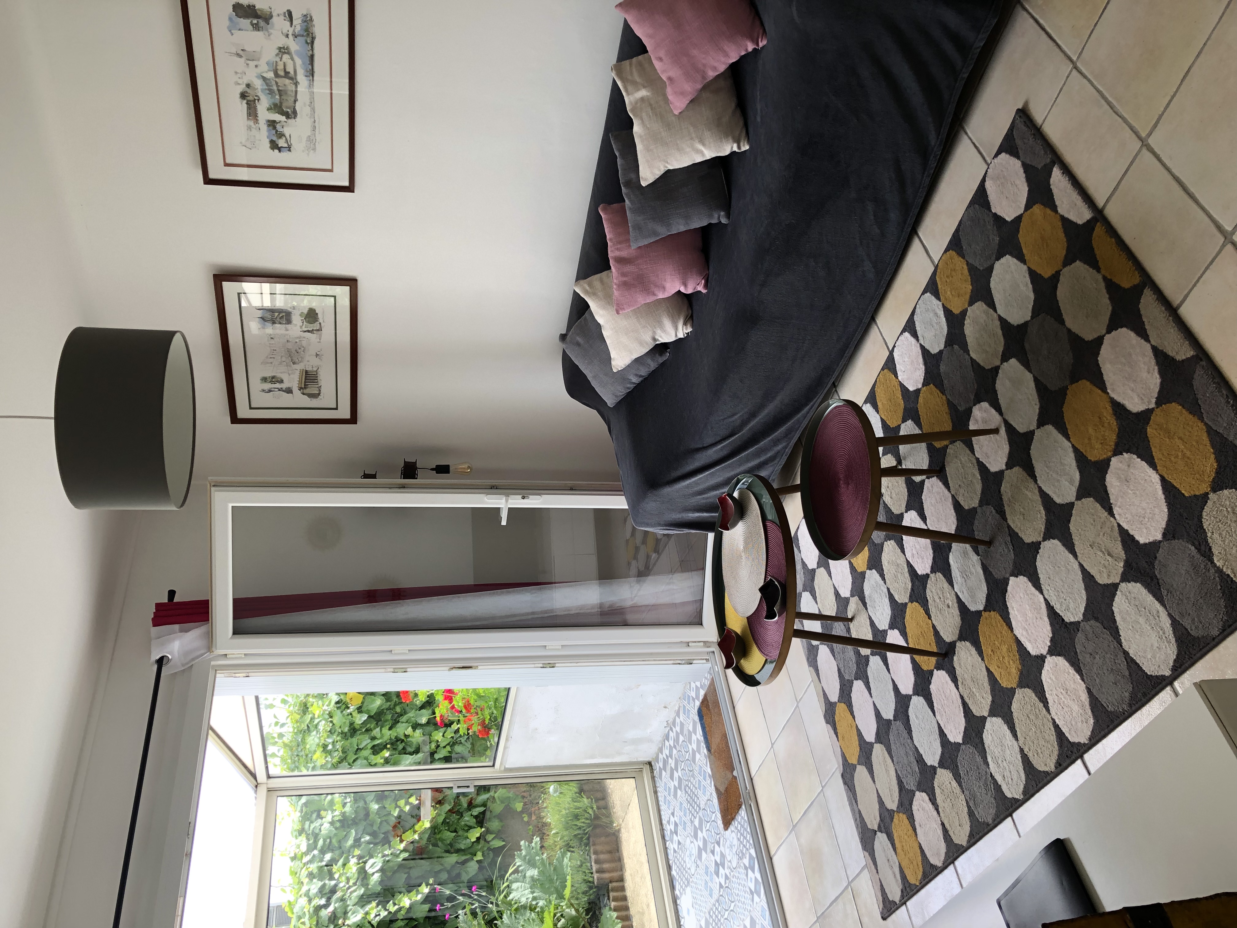 nice quiet T2 10 min from the airport