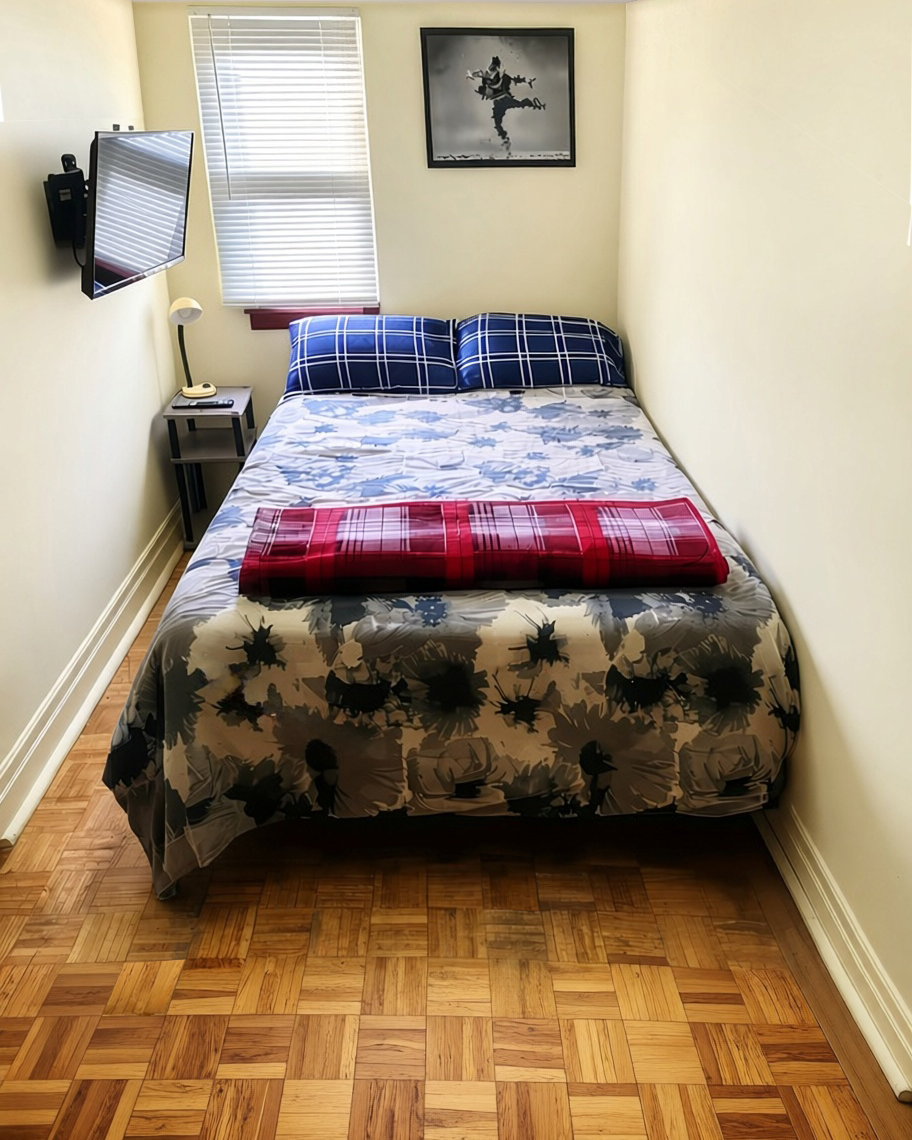 Cozy room, Double bed, TV, minutes from downtown