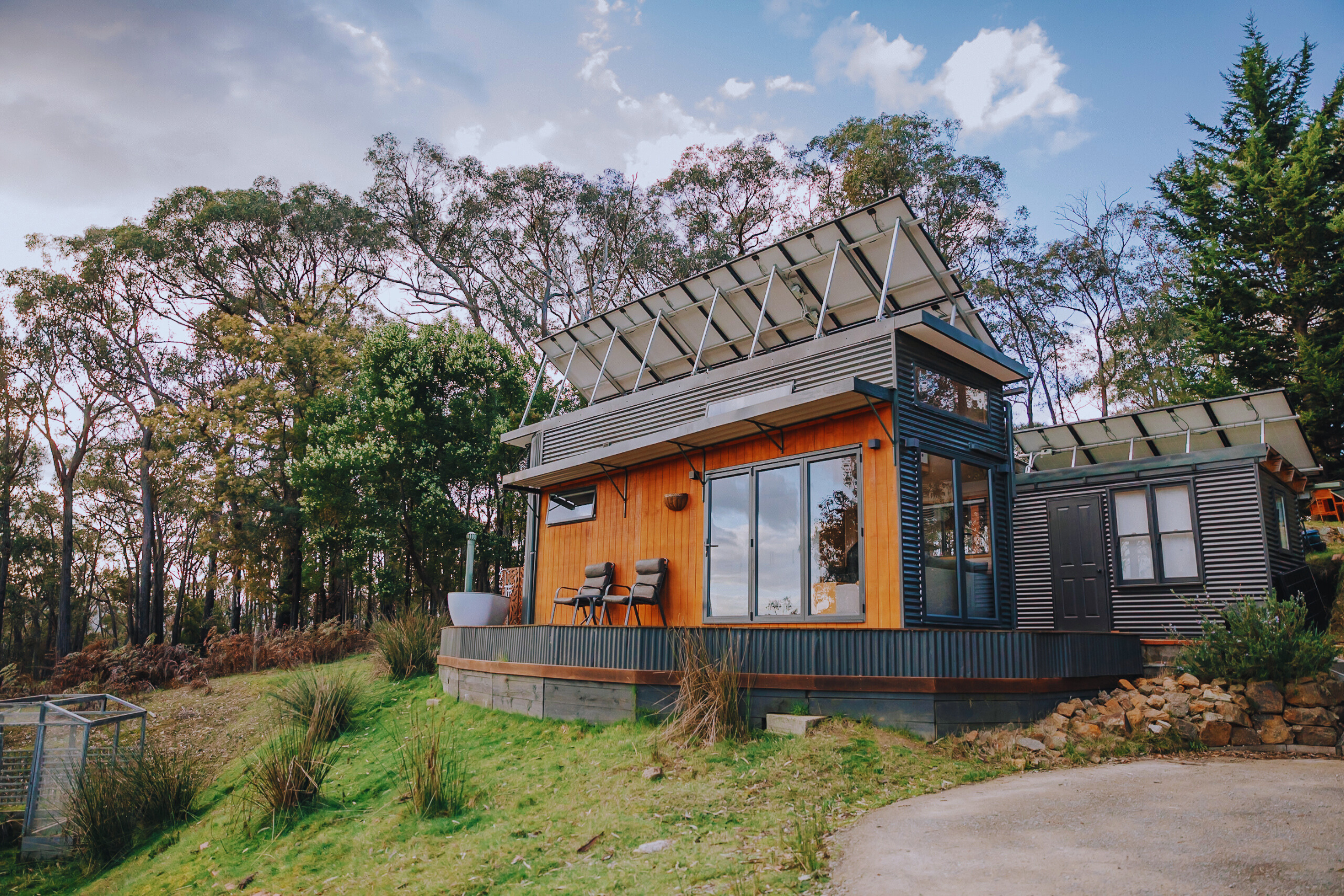 Secluded Off-Grid Tiny House With Bath On The Deck