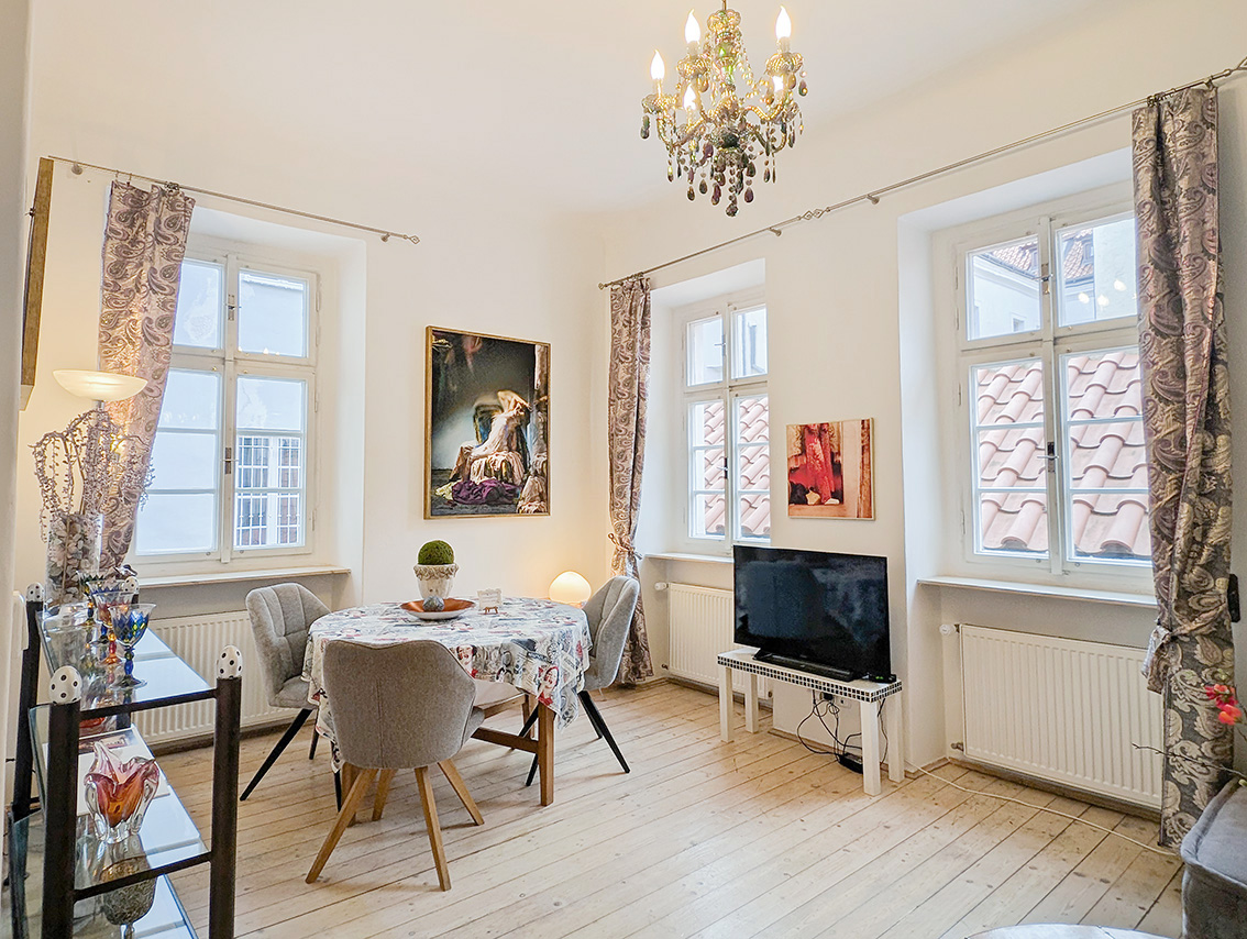 Delightful, Quiet & Spacious near Charles Bridge
