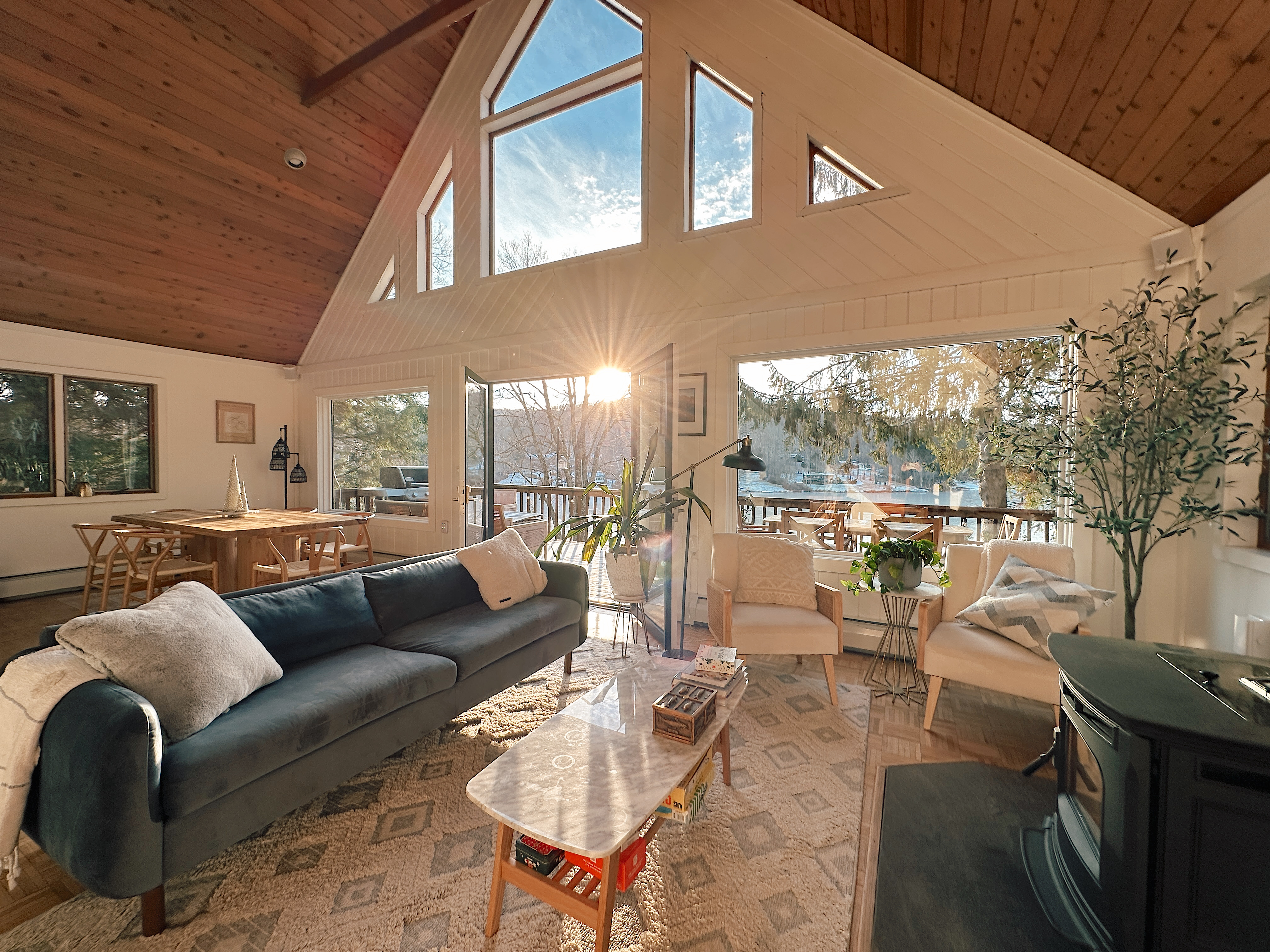 The Muskoday Lake House - Modern Lakefront Oasis