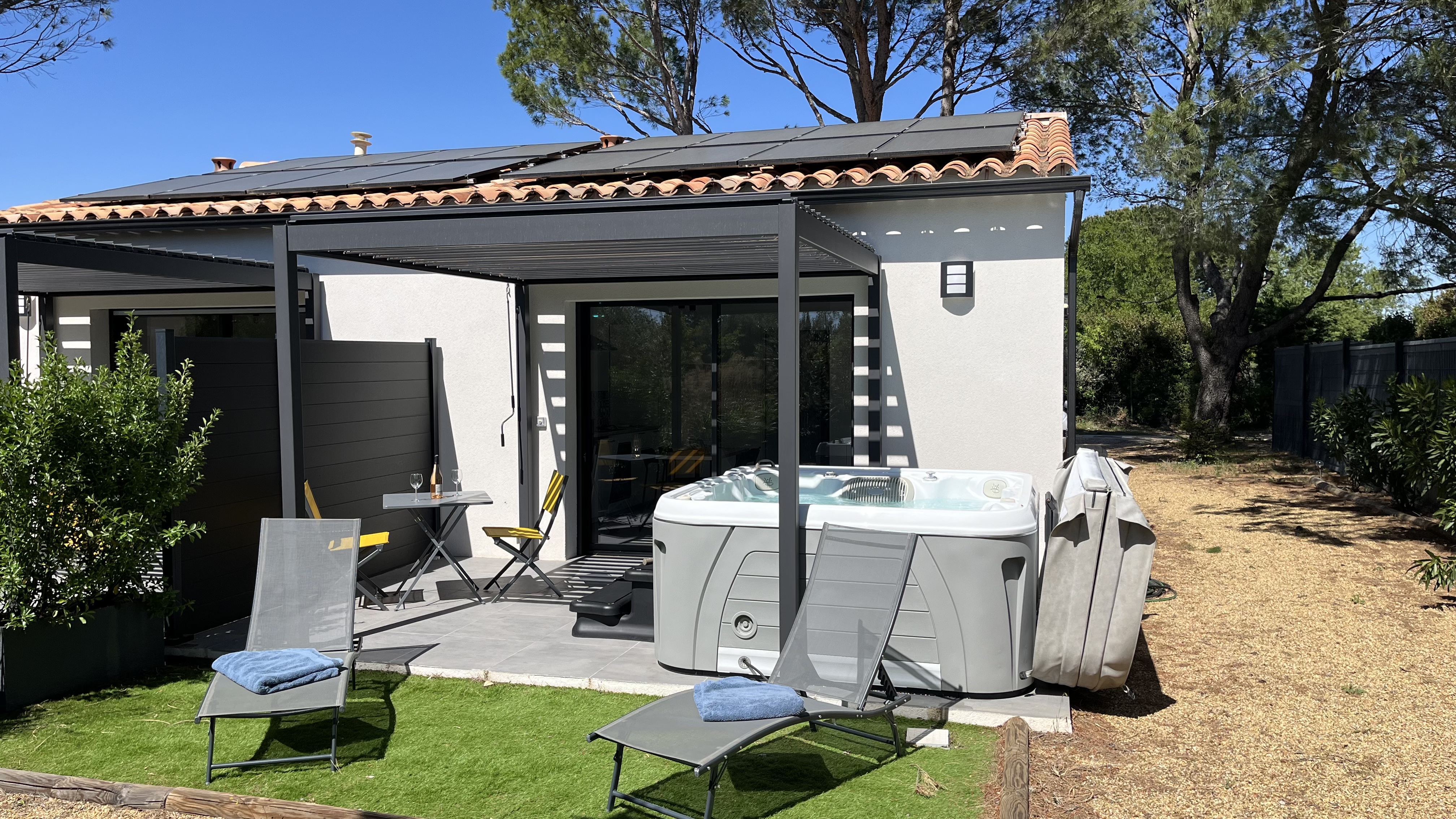 Spa relaxation between Avignon and Ventoux.AdultsOnly