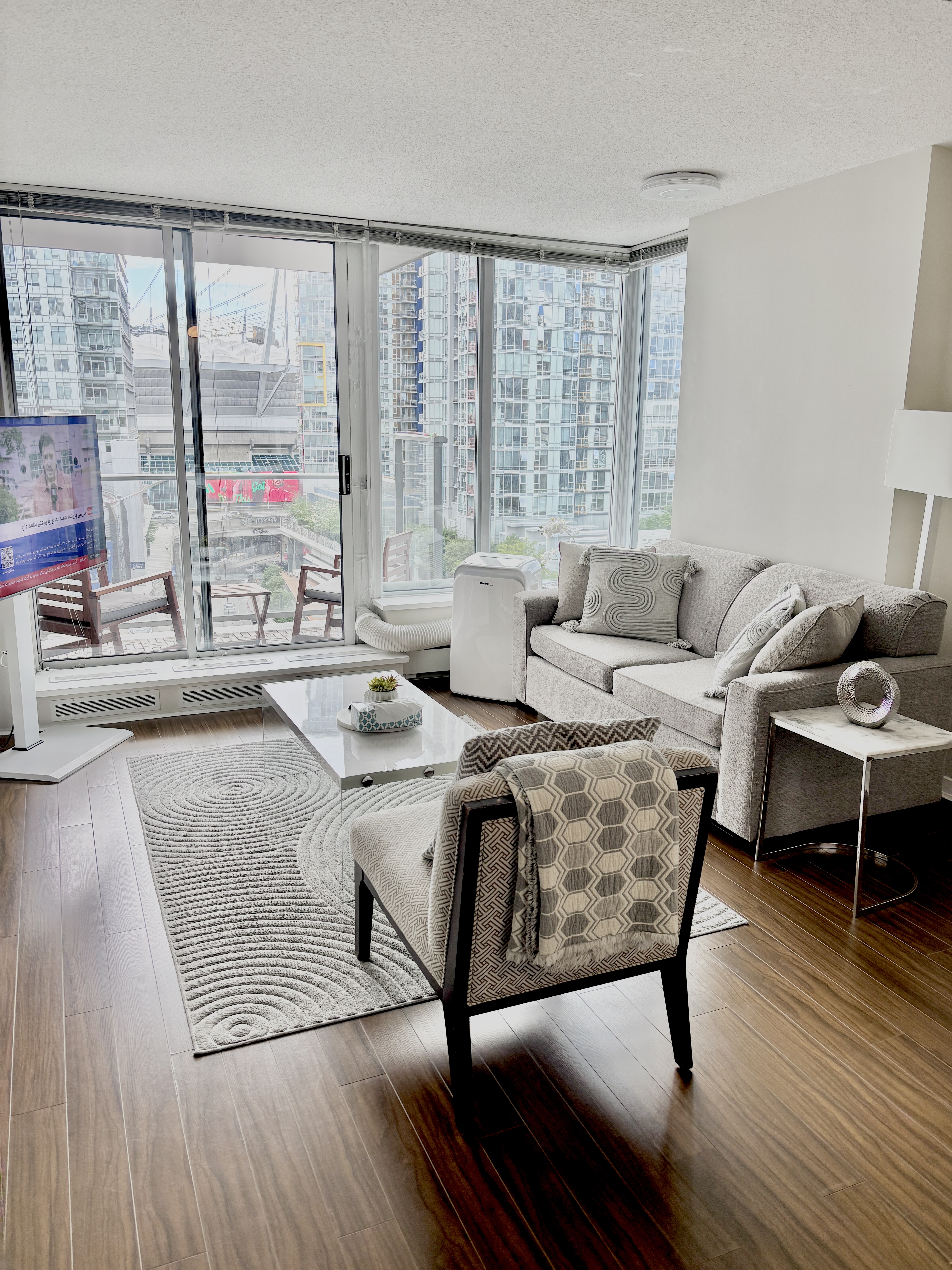 1 Bd room & Den, Fifa Hub, Parking, Pool, Skytrain