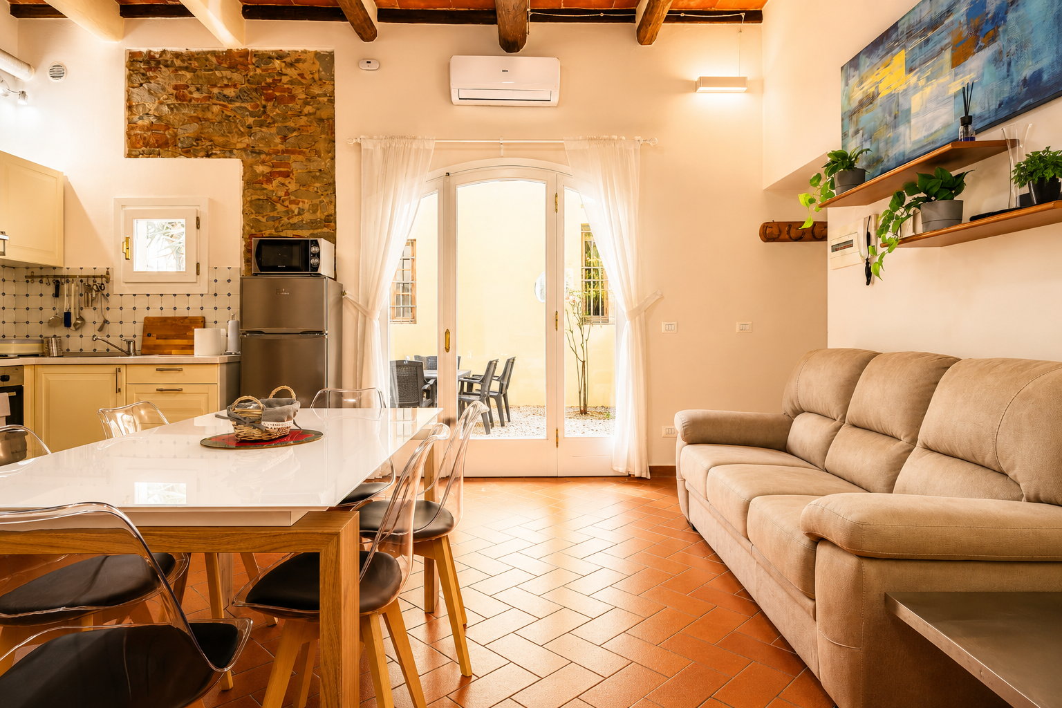 Elegant Apartment with Private Garden in Centro Storico, Florence