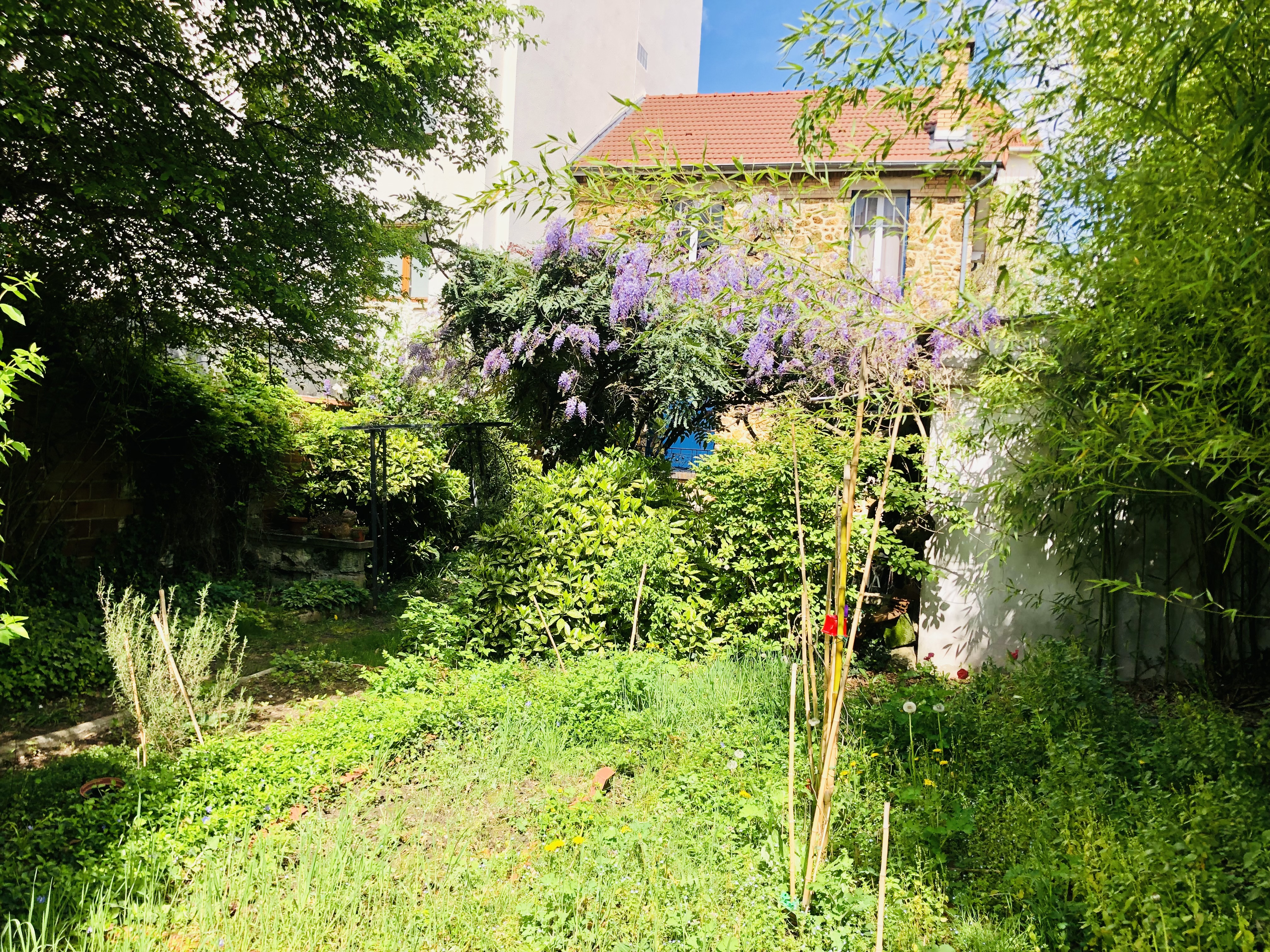 Pleasant townhouse with garden and parking