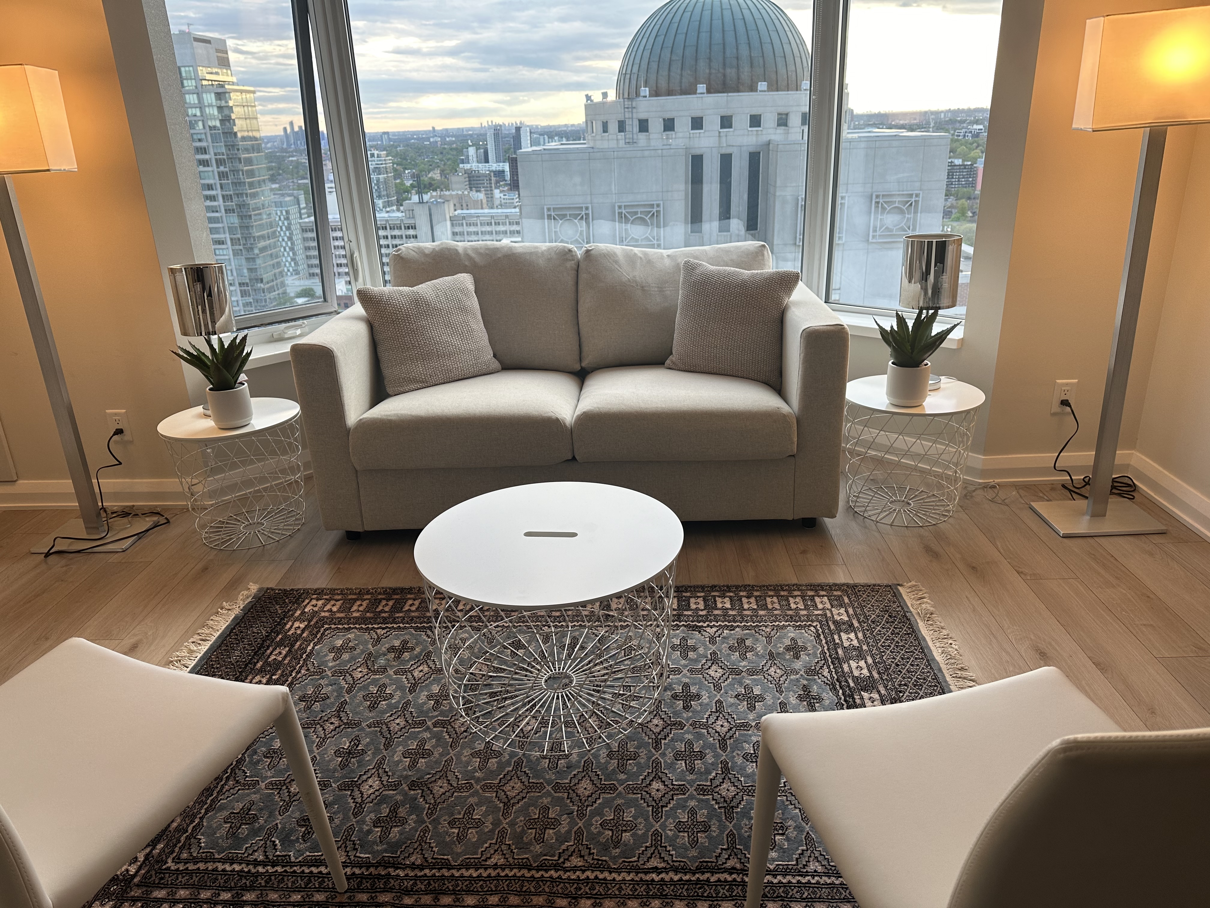 Exec 2 BD, 2 BATH suite in Yorkville (Parking inc)