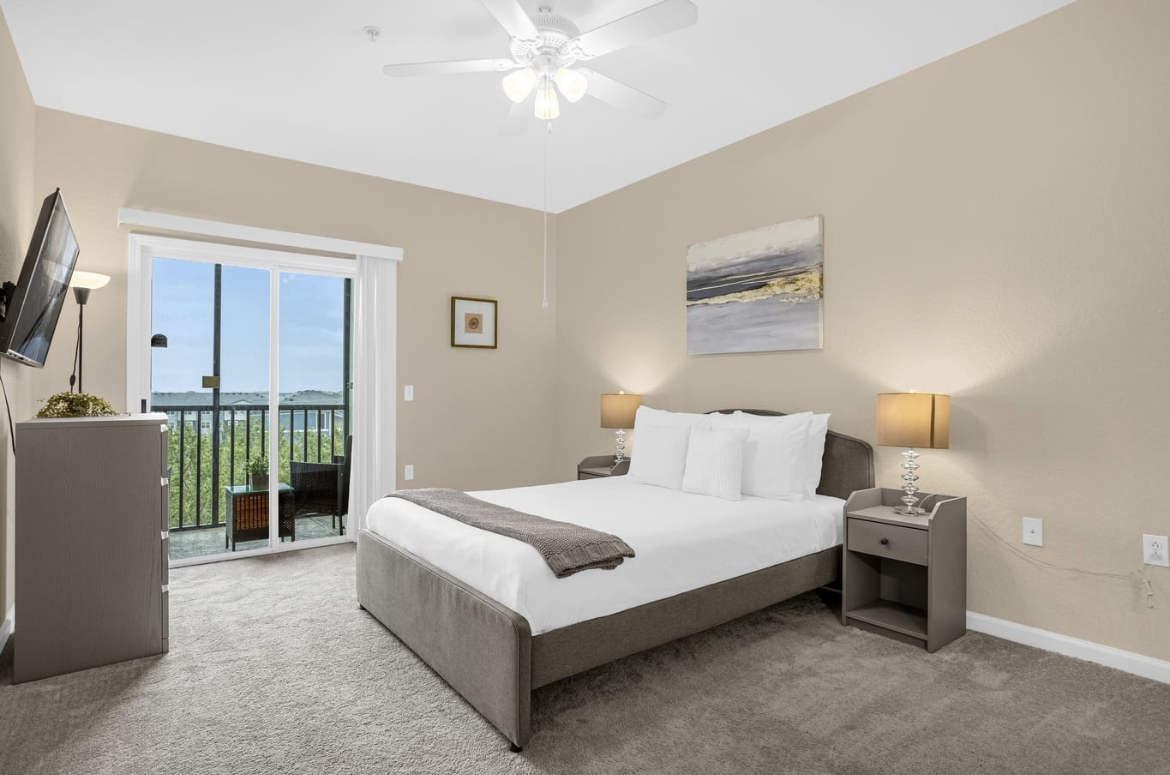 Beautiful, bright and airy 3 bedroom condo!