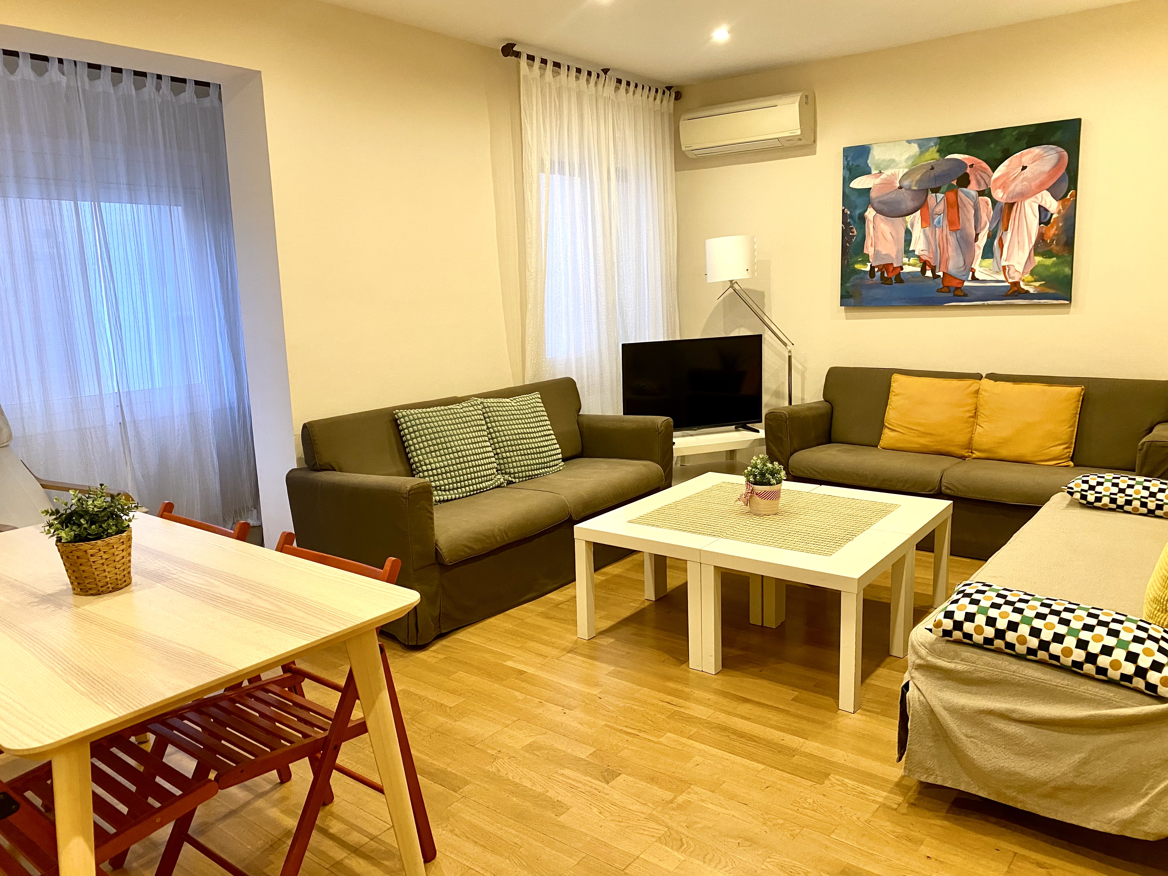 Well connected & quiet apartment