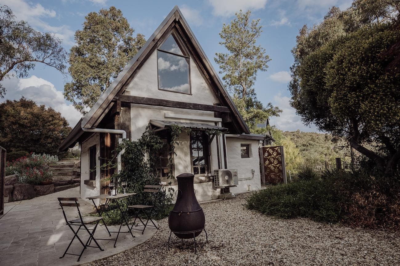 Duck'n Hill Cottage (& EV charge station)
