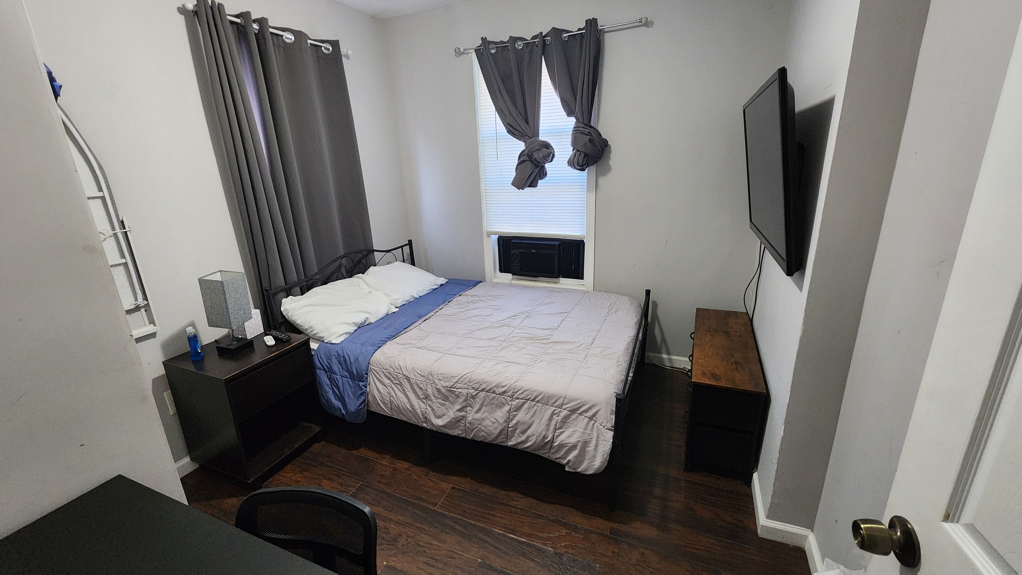 Private Room 15 min to EWR Air & NJ Transit in North, Newark