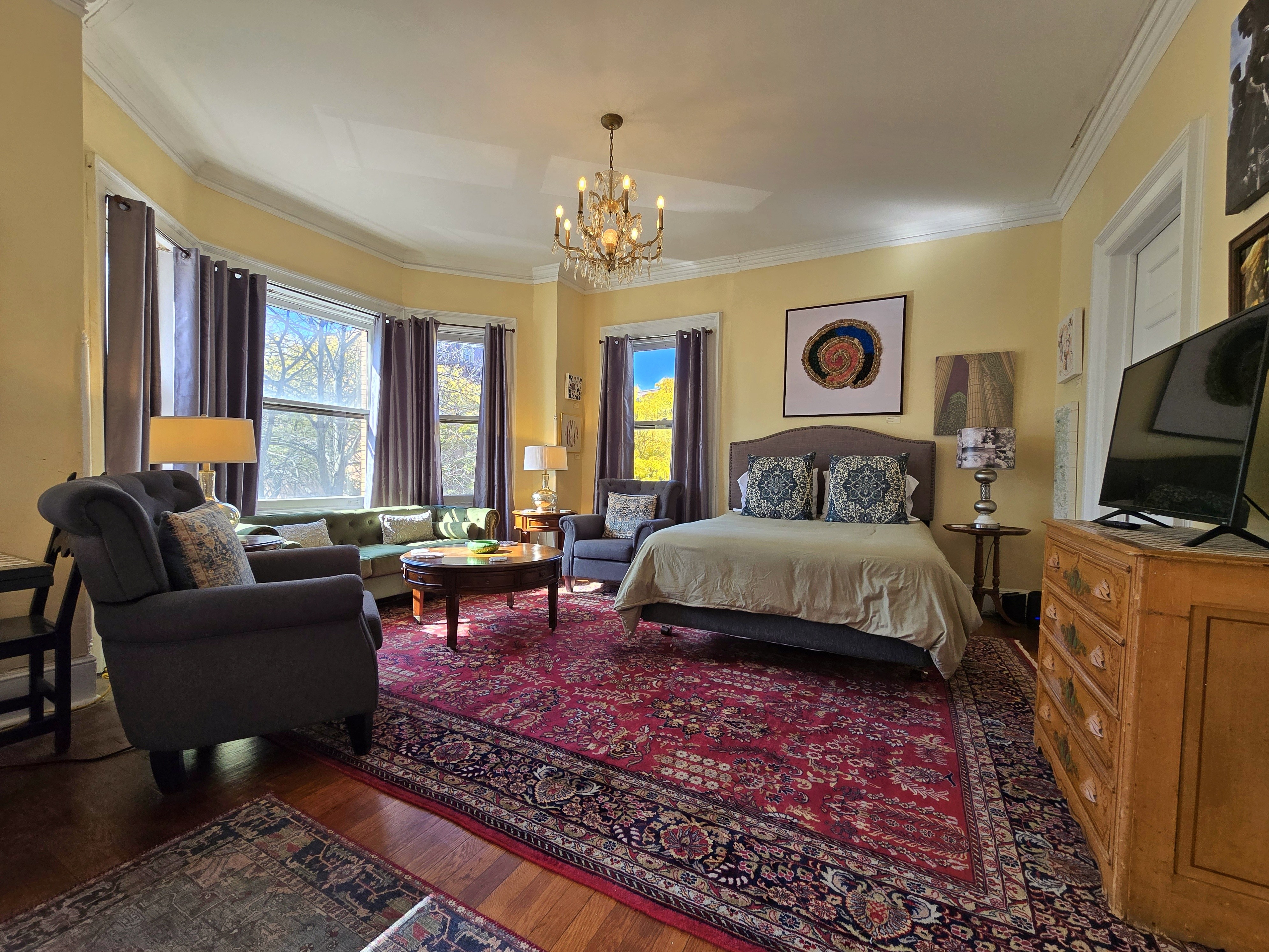 Elegant, spacious studio apt in historic mansion in SIXTH WARD, Albany