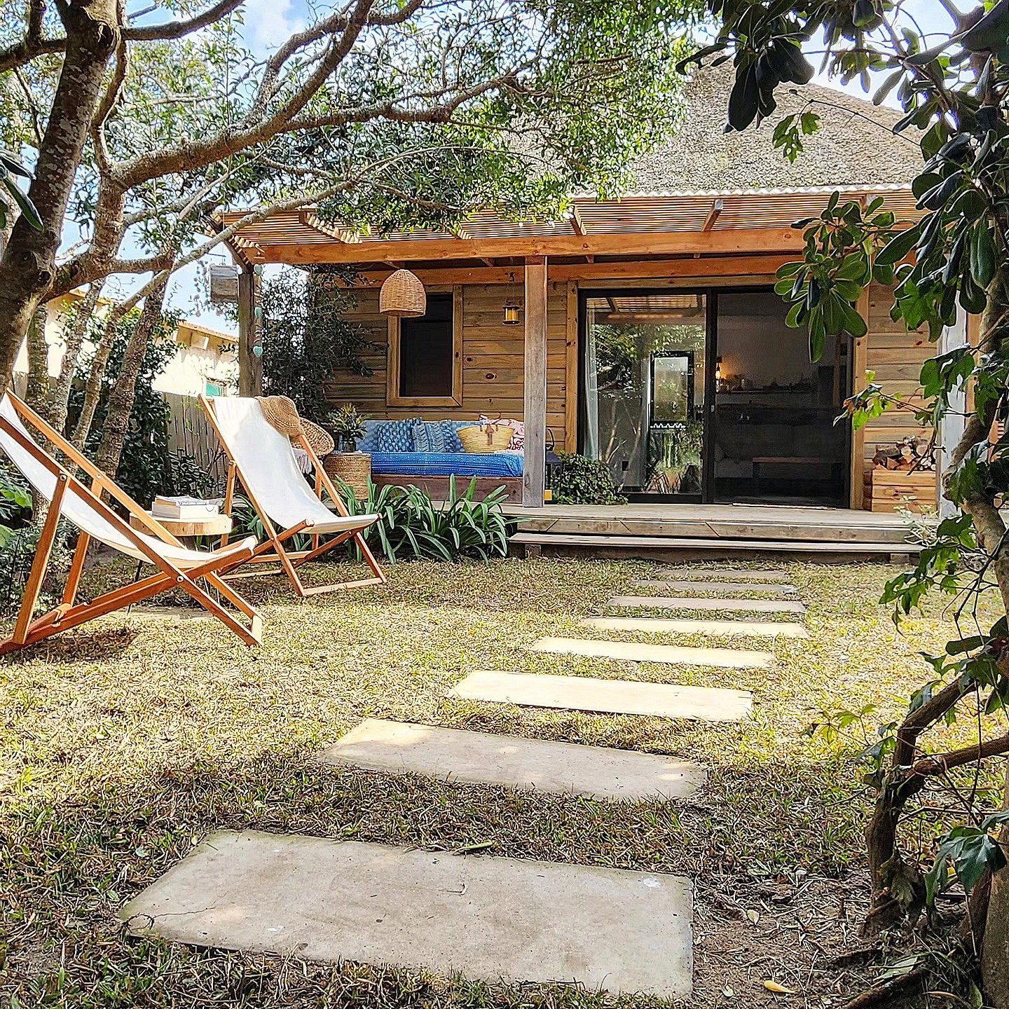 Independent apartment with beautiful garden.