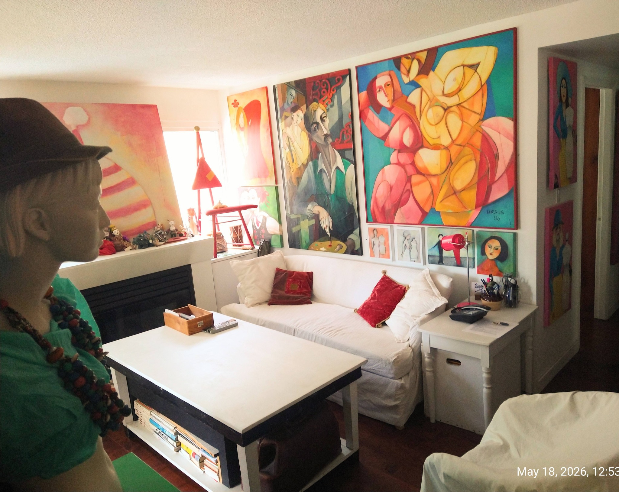 Entire cute condo full of art for 2